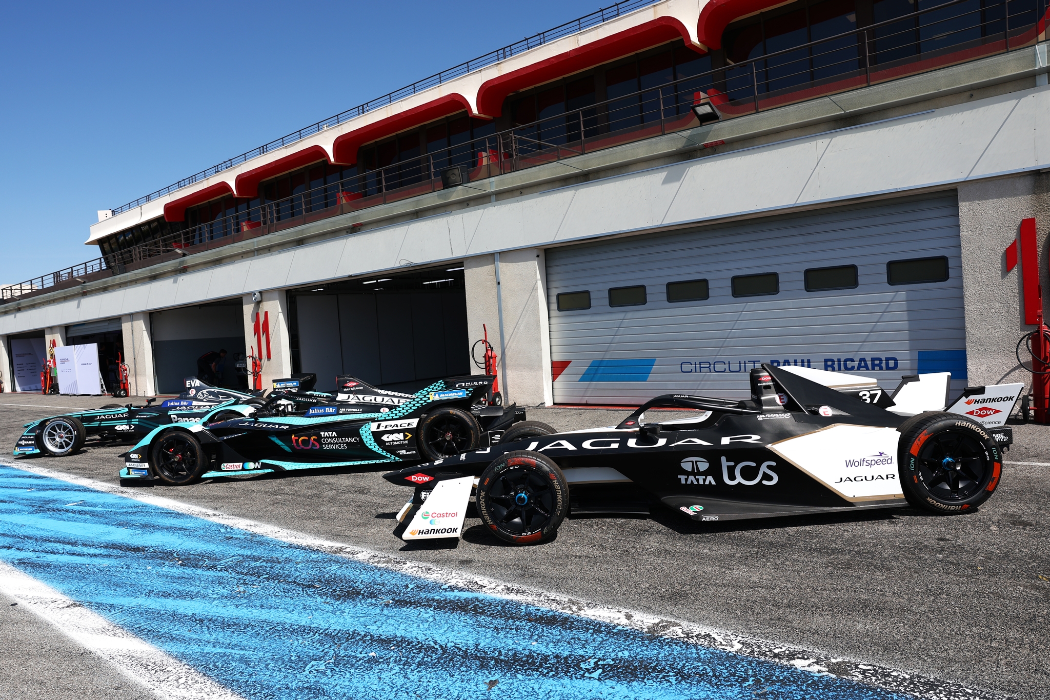 LE CASTELLET, FRANCIA - 21 DE ABRIL: Una vista general del Jaguar I-Type 1, I-TYPE 5 y I-TYPE 6 en el Pitlane durante el lanzamiento de Fórmula E GEN4 en el Circuito Paul Ricard el 21 de abril de 2026 en Le Castellet, Francia. (Foto de Simon Galloway/LAT Images) (Foto: Simon Galloway/LAT Images)