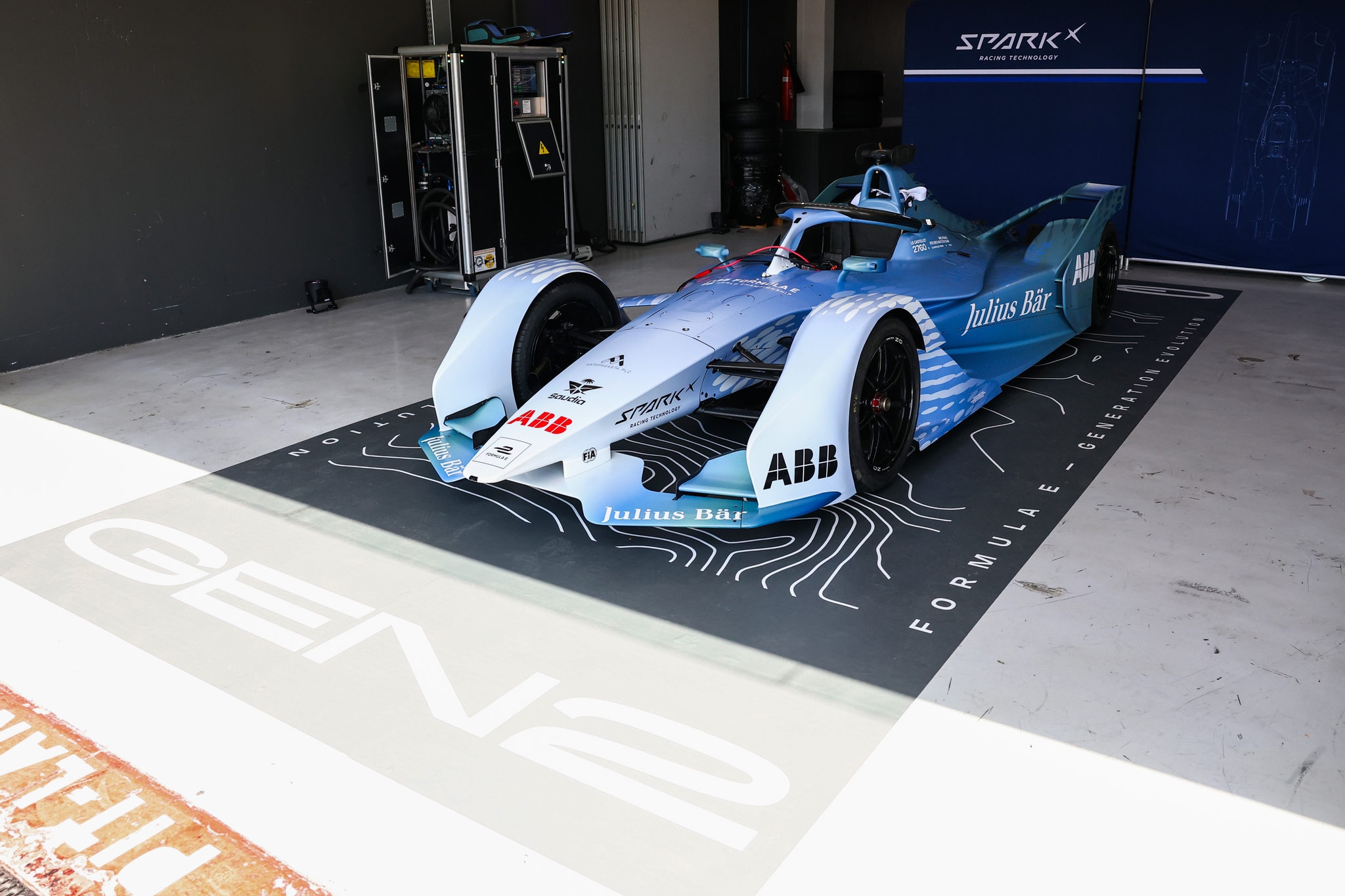 LE CASTELLET, FRANCIA - 21 DE ABRIL: Una vista general del auto GEN2 de Fórmula E en el garaje durante el lanzamiento de Fórmula E GEN4 en el Circuito Paul Ricard el 21 de abril de 2026 en Le Castellet, Francia. (Foto de Simon Galloway/LAT Images) (Foto: Simon Galloway/LAT Images)