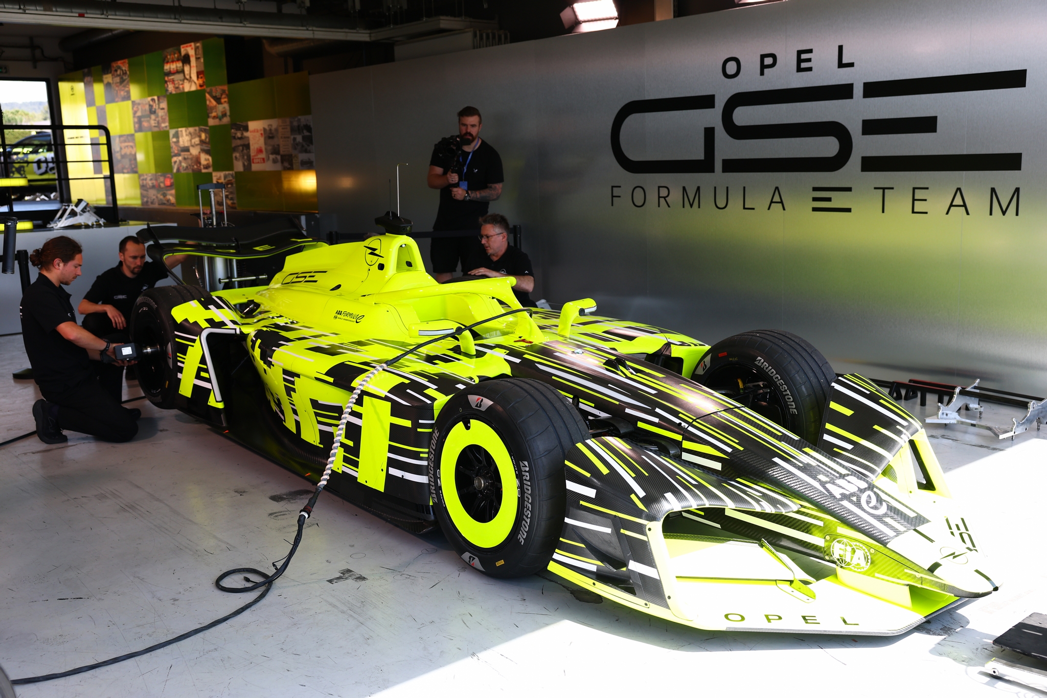LE CASTELLET, FRANCIA - 21 DE ABRIL: Una vista general mientras los miembros del equipo OPEL trabajan en el automóvil en el garaje durante el lanzamiento de Fórmula E GEN4 en el Circuito Paul Ricard el 21 de abril de 2026 en Le Castellet, Francia. (Foto de Simon Galloway/LAT Images) (Foto: Simon Galloway/LAT Images)