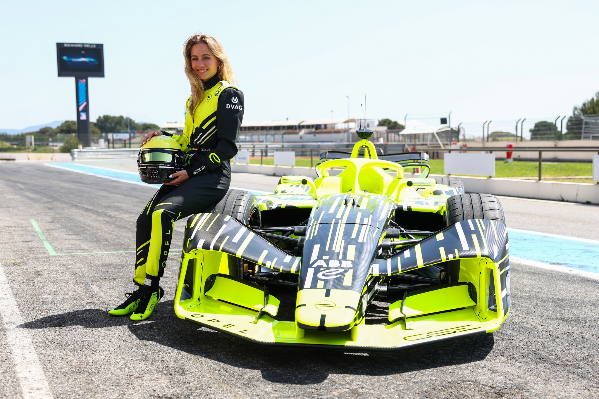 LE CASTELLET, FRANCIA - 21 DE ABRIL: Sophia Floersch, piloto de pruebas y desarrollo del equipo Opel GSE Fórmula E, posa para una foto en el Pitlane durante el lanzamiento de la Fórmula E GEN4 en el circuito Paul Ricard el 21 de abril de 2026 en Le Castellet, Francia. (Foto de Simon Galloway/LAT Images) (Foto: Simon Galloway/LAT Images)