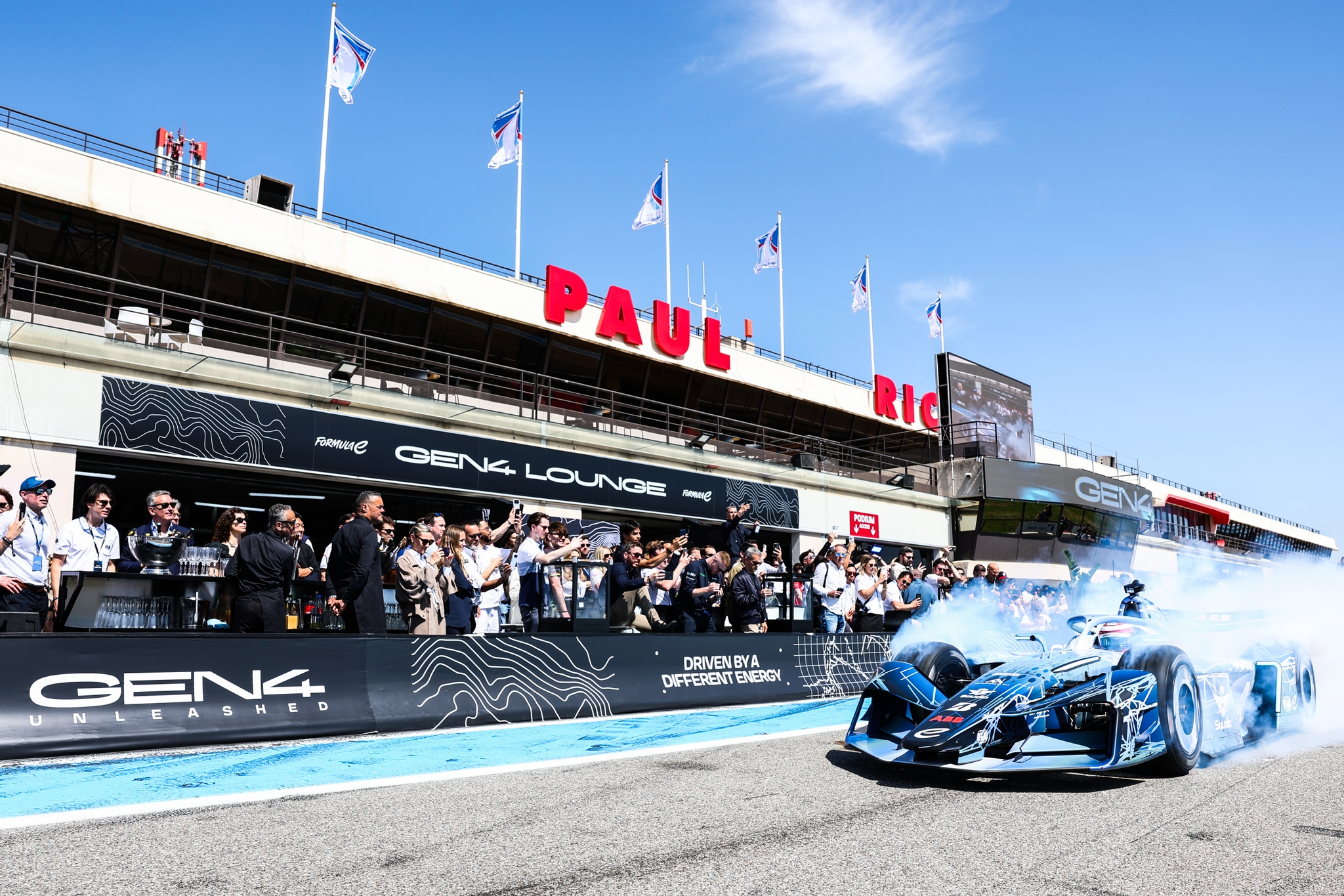 LE CASTELLET, FRANCIA - 21 DE ABRIL: James Rossiter de Gran Bretaña, conduciendo el auto GEN4 de Fórmula E, hace un agotamiento en el Pitlane durante el lanzamiento de Fórmula E GEN4 en el Circuito Paul Ricard el 21 de abril de 2026 en Le Castellet, Francia. (Foto de Simon Galloway/LAT Images) (Foto: Simon Galloway/LAT Images)