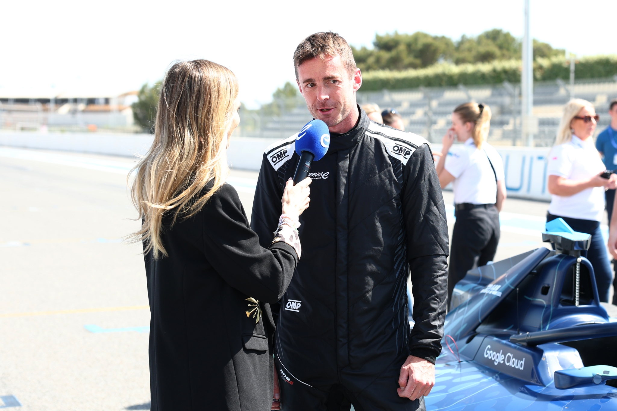 LE CASTELLET, FRANCIA - 21 DE ABRIL: James Rossiter de Gran Bretaña habla con los medios en la parrilla durante el lanzamiento de la Fórmula E GEN4 en el Circuito Paul Ricard el 21 de abril de 2026 en Le Castellet, Francia. (Foto de Simon Galloway/LAT Images) (Foto: Simon Galloway/LAT Images)