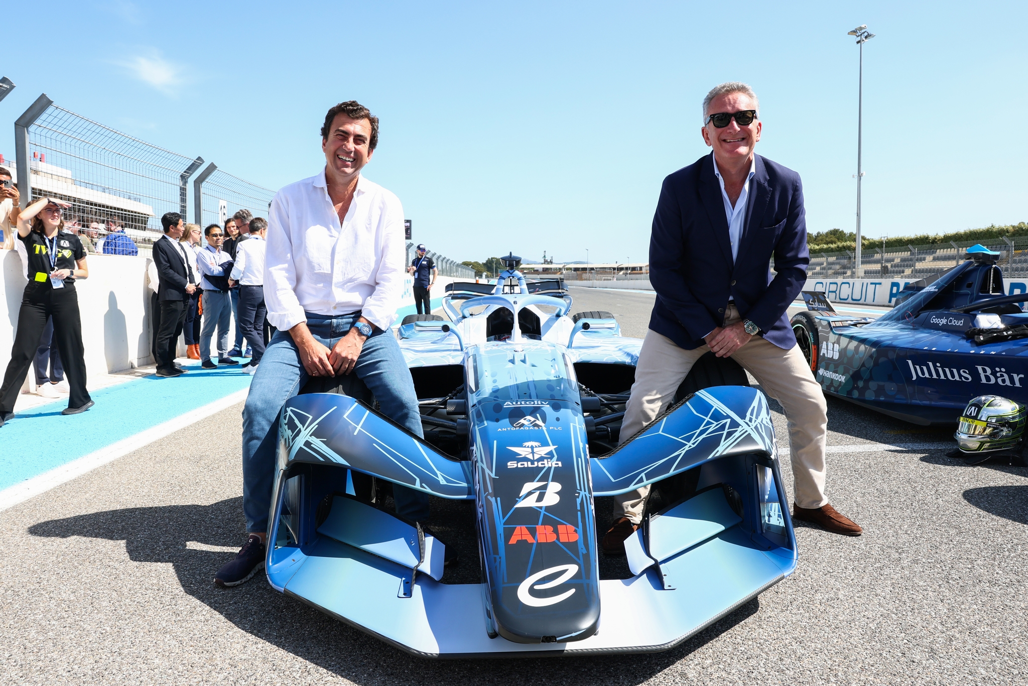 LE CASTELLET, FRANCIA - 21 DE ABRIL: Alberto Longo, director ejecutivo adjunto y director del campeonato de Fórmula E, y Alejandro Agag, presidente de Fórmula E, posan para una foto con el auto GEN4 de Fórmula E en la parrilla durante el lanzamiento de Fórmula E GEN4 en el circuito Paul Ricard el 21 de abril de 2026 en Le Castellet, Francia. (Foto de Simon Galloway/LAT Images) (Foto: Simon Galloway/LAT Images)