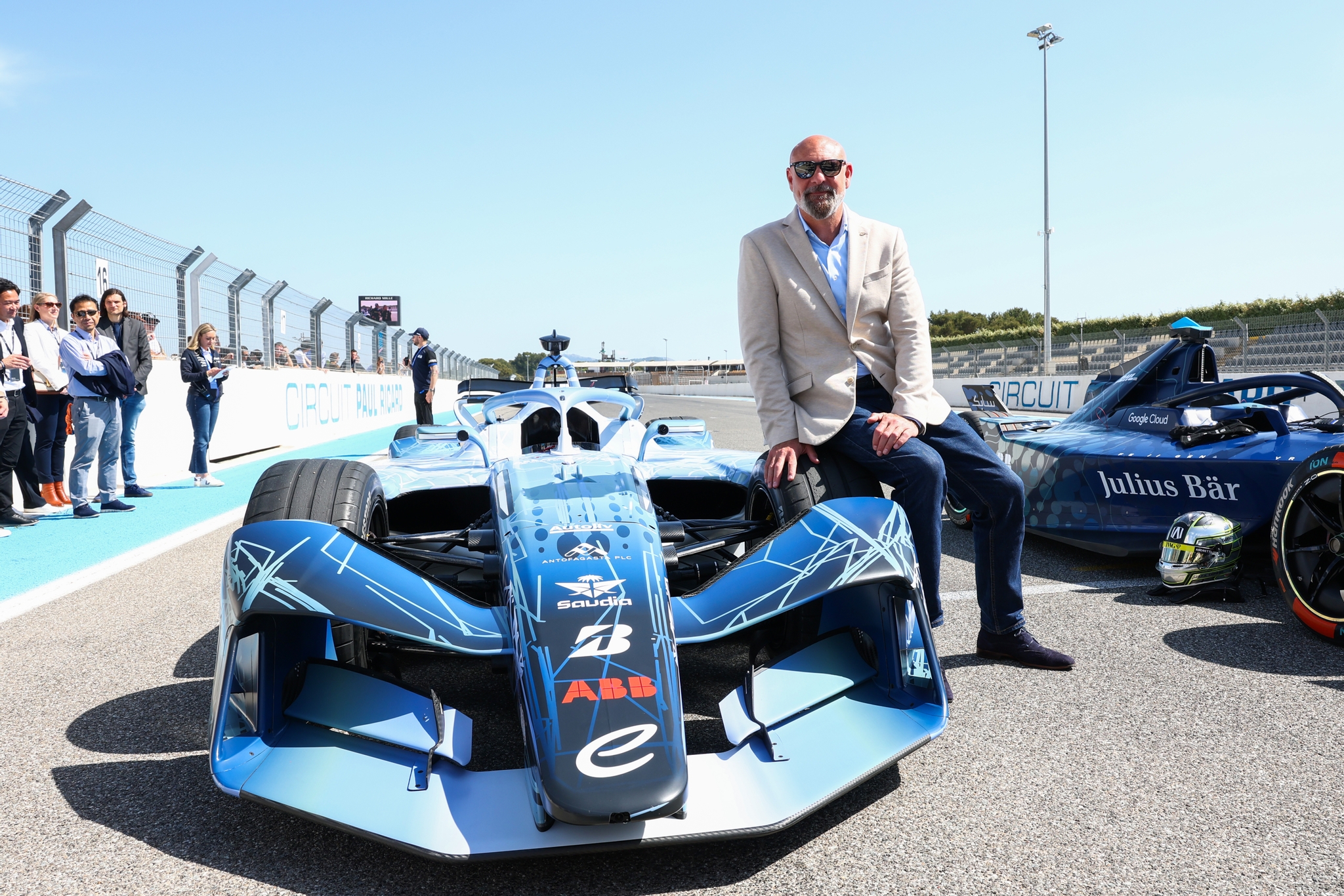 LE CASTELLET, FRANCIA - 21 DE ABRIL: Jeff Dodds, CEO de Fórmula E, posa para una foto con el auto GEN4 de Fórmula E en la parrilla durante el lanzamiento de Fórmula E GEN4 en el Circuito Paul Ricard el 21 de abril de 2026 en Le Castellet, Francia. (Foto de Simon Galloway/LAT Images) (Foto: Simon Galloway/LAT Images)