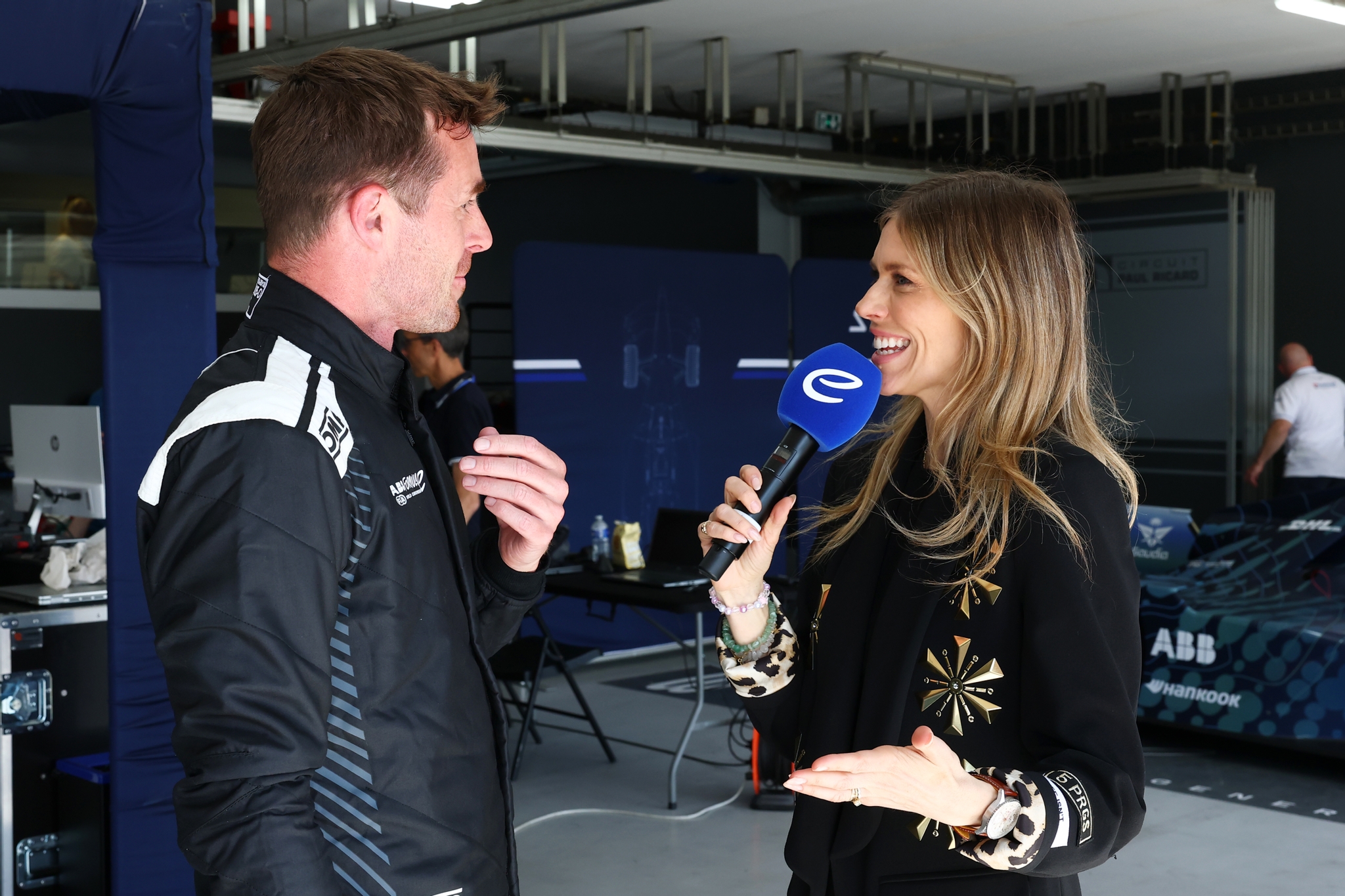 LE CASTELLET, FRANCIA - 21 DE ABRIL: James Rossiter de Gran Bretaña es entrevistado por Nicki Shields en el garaje durante el lanzamiento de Fórmula E GEN4 en el Circuito Paul Ricard el 21 de abril de 2026 en Le Castellet, Francia. (Foto de Simon Galloway/LAT Images) (Foto: Simon Galloway/LAT Images)