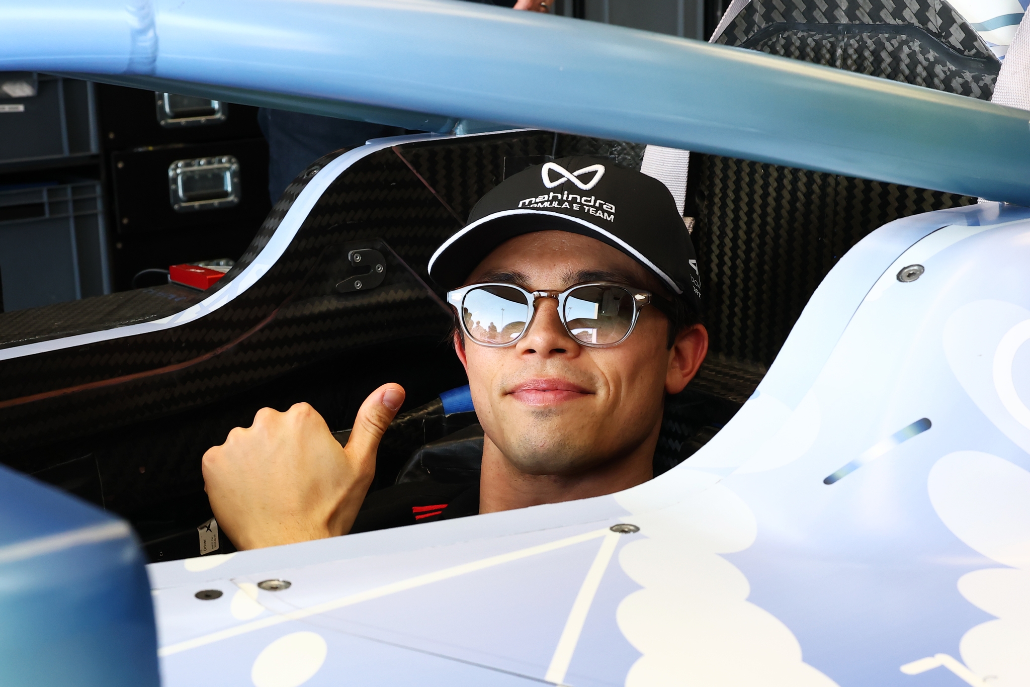 LE CASTELLET, FRANCIA - 21 DE ABRIL: Nyck de Vries de los Países Bajos y Mahindra Racing hacen un gesto con el pulgar hacia arriba en el garaje durante el lanzamiento de la Fórmula E GEN4 en el Circuito Paul Ricard el 21 de abril de 2026 en Le Castellet, Francia. (Foto de Simon Galloway/LAT Images) (Foto: Simon Galloway/LAT Images)