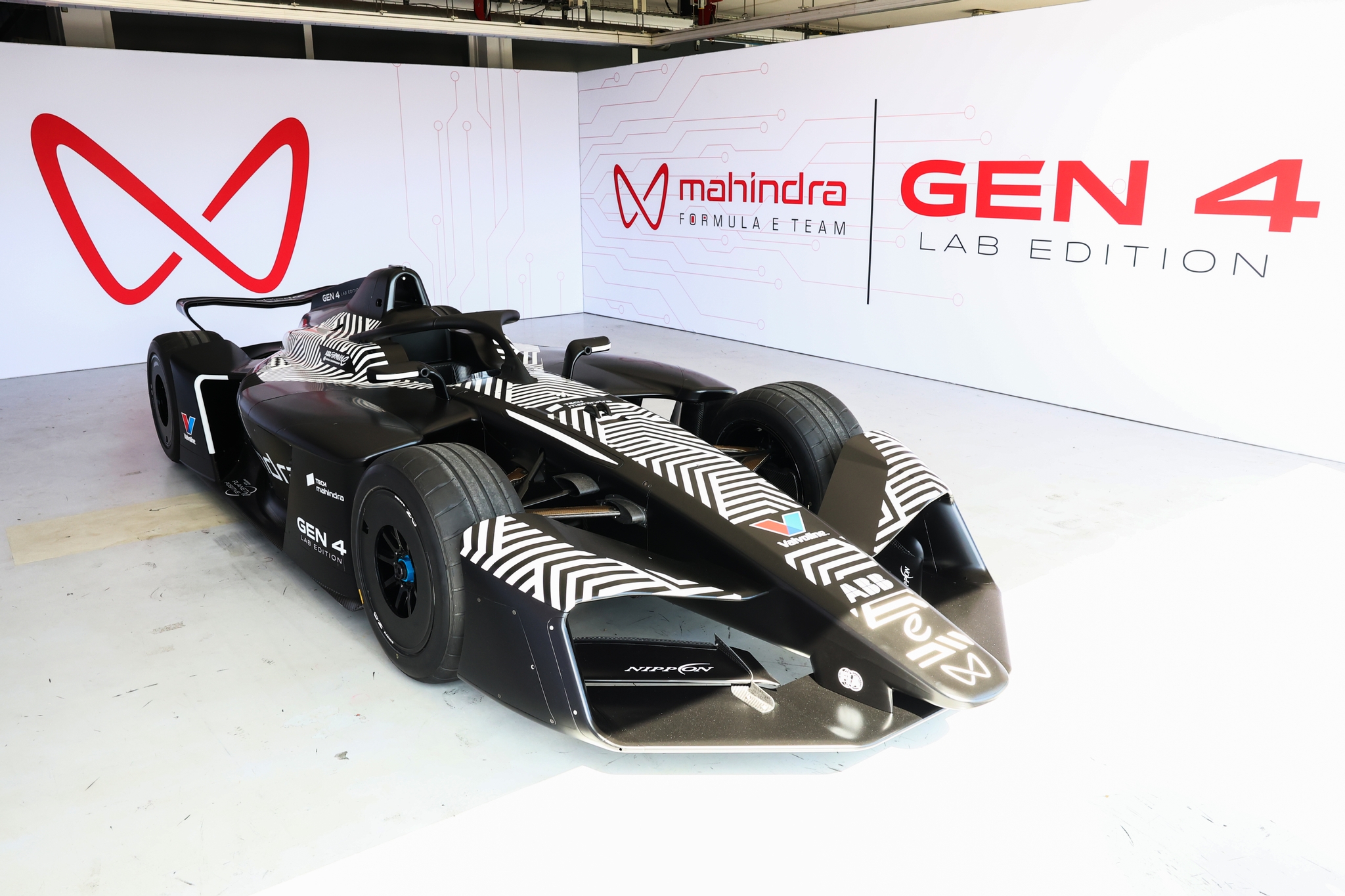 LE CASTELLET, FRANCIA - 21 DE ABRIL: Una vista general del auto Mahindra GEN4 Fórmula E en el garaje durante el lanzamiento de Fórmula E GEN4 en el Circuito Paul Ricard el 21 de abril de 2026 en Le Castellet, Francia. (Foto de Simon Galloway/LAT Images) (Foto: Simon Galloway/LAT Images)