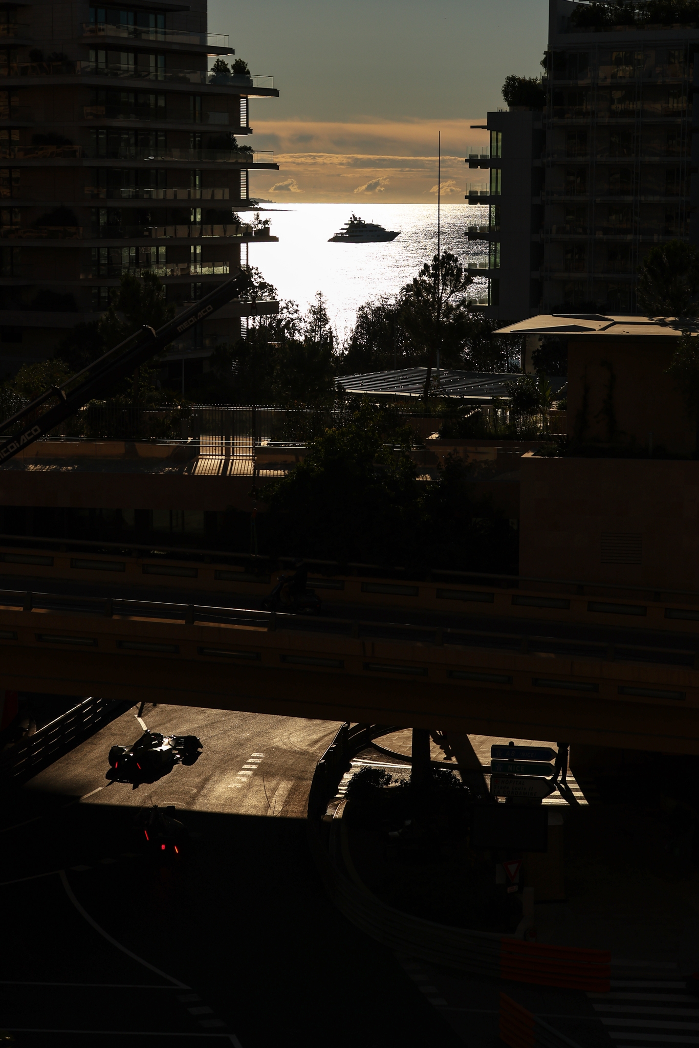 MONTE-CARLO, MÓNACO - 16 DE MAYO: A silhouette of cars en pista durante la sesión de entrenamientos,