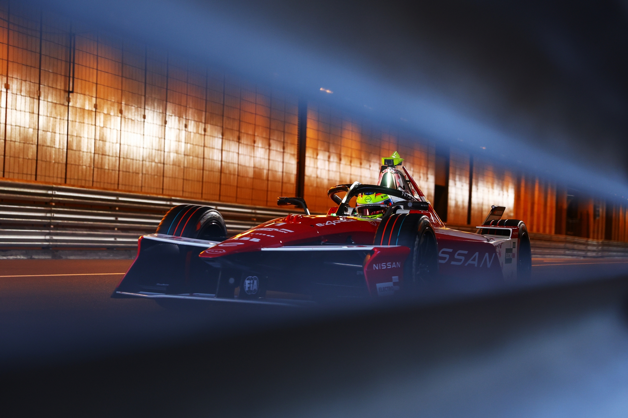 MONTE-CARLO, MÓNACO - 16 DE MAYO: Oliver Rowland de Gran Bretaña pilotando el (1) Nissan Formula E T