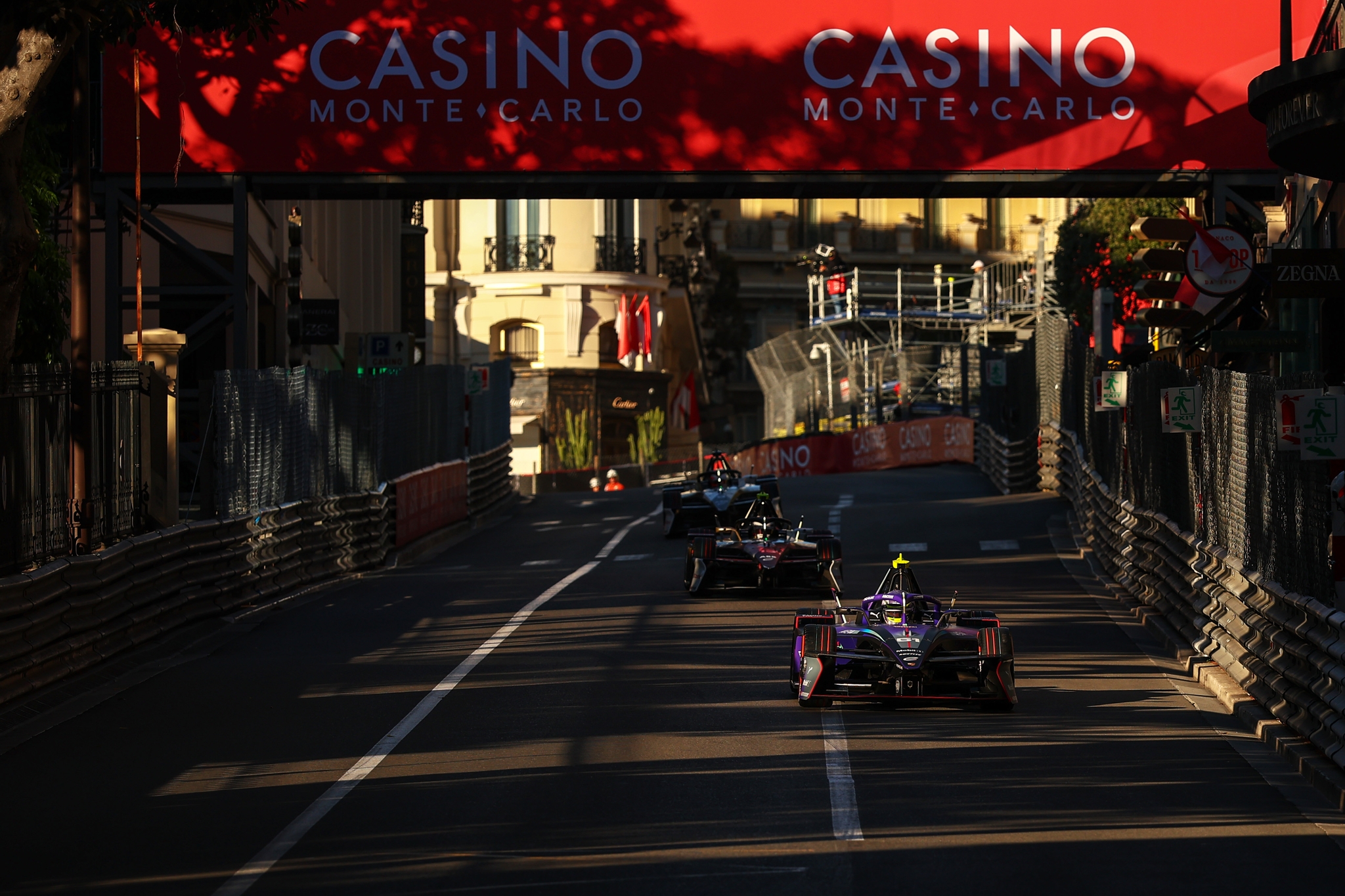 MONTE-CARLO, MÓNACO - 16 DE MAYO: Nico Muller de Suiza pilotando el (51) Porsche Formula E Team Pors