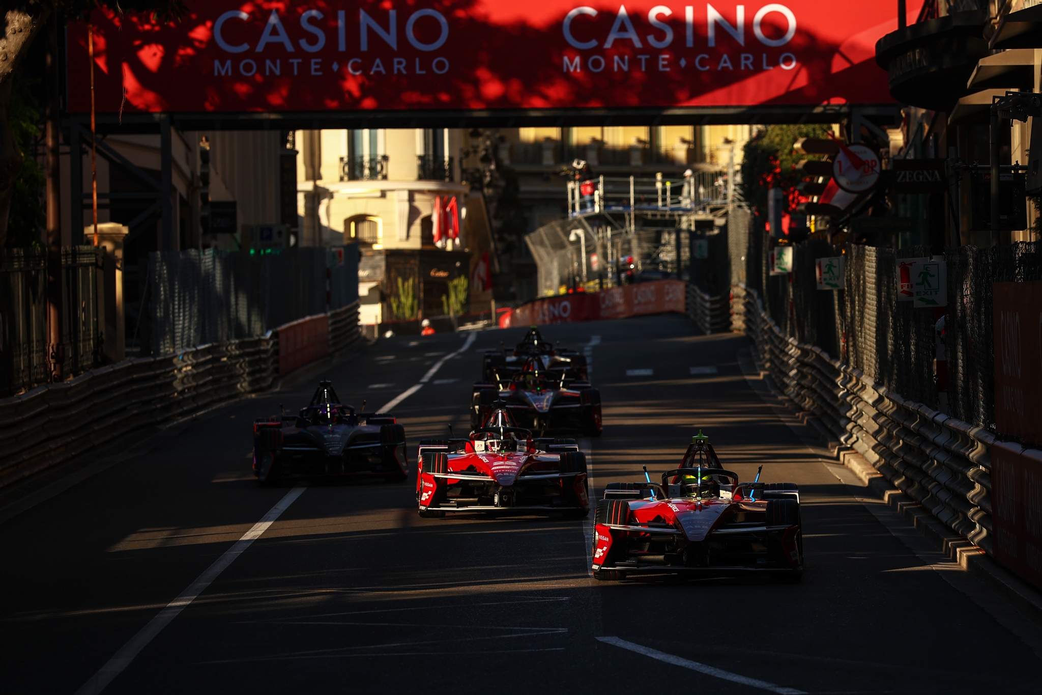 MONTE-CARLO, MÓNACO - 16 DE MAYO: Oliver Rowland de Gran Bretaña pilotando el (1) Nissan Formula E T