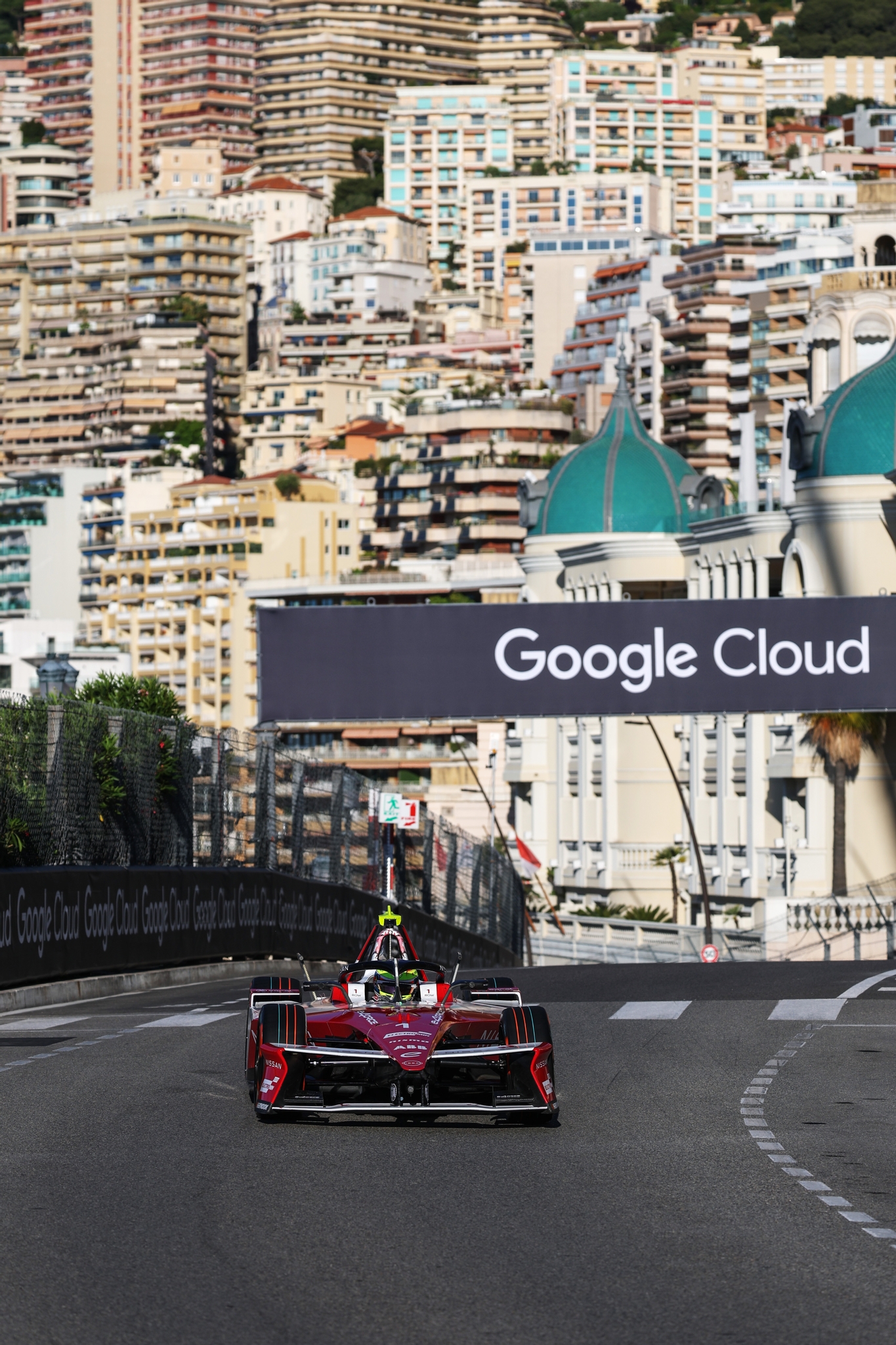 MONTE-CARLO, MÓNACO - 16 DE MAYO: Oliver Rowland de Gran Bretaña pilotando el (1) Nissan Formula E T