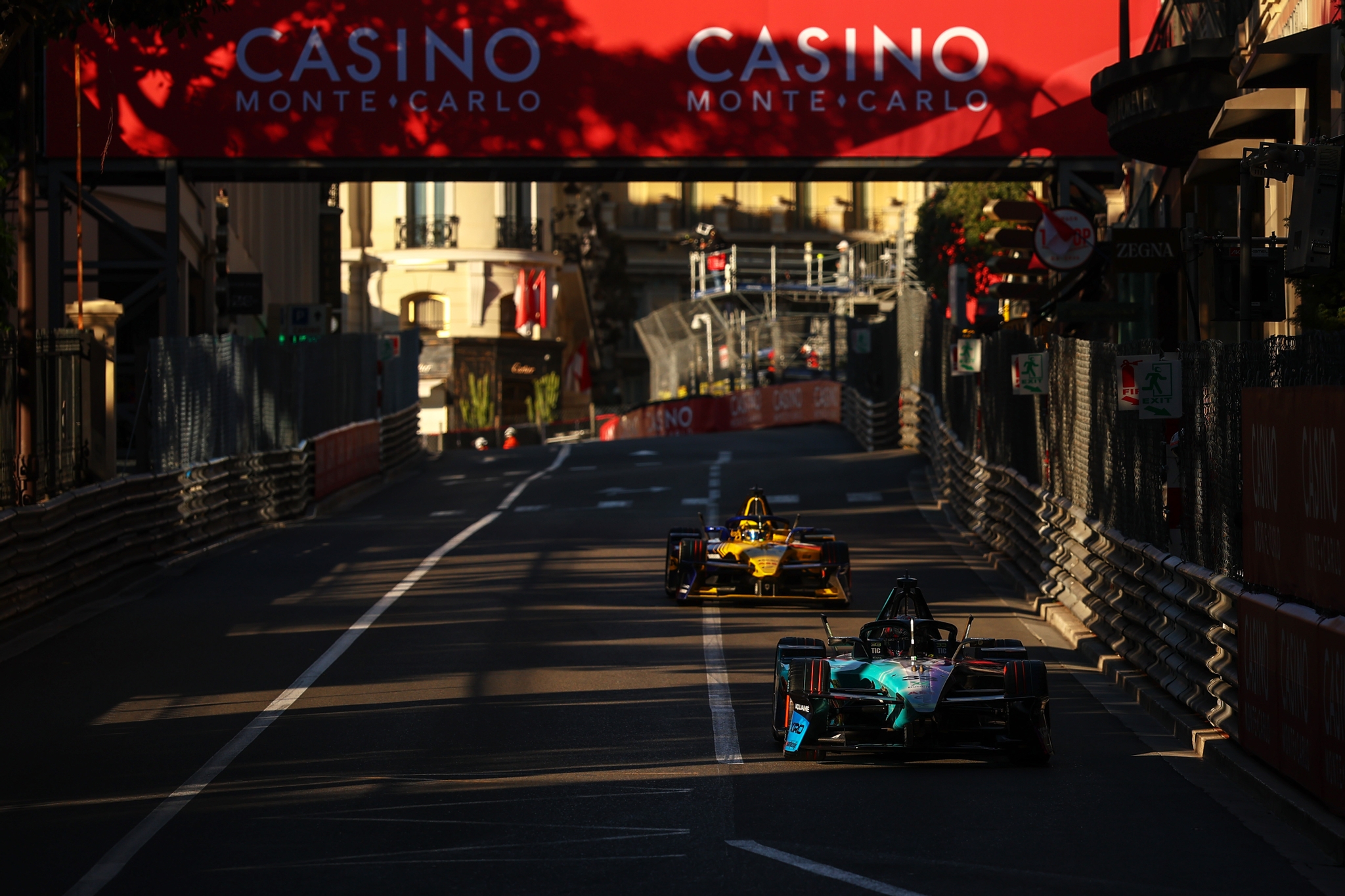 MONTE-CARLO, MÓNACO - 16 DE MAYO: Dan Ticktum de Gran Bretaña pilotando el (33) CUPRA KIRO Porsche 9