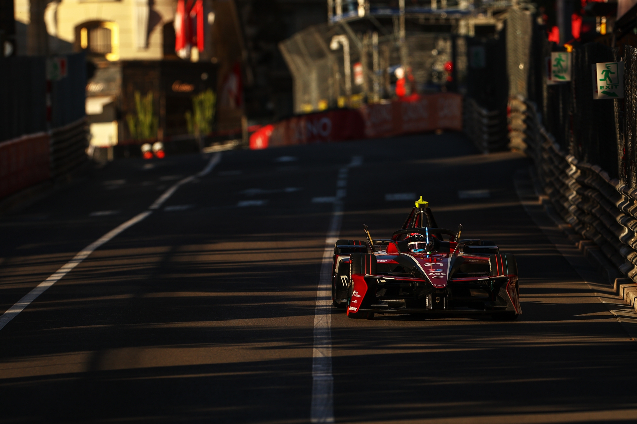 MONTE-CARLO, MÓNACO - 16 DE MAYO: Nyck de Vries de los Países Bajos pilotando el (21) Mahindra Racin