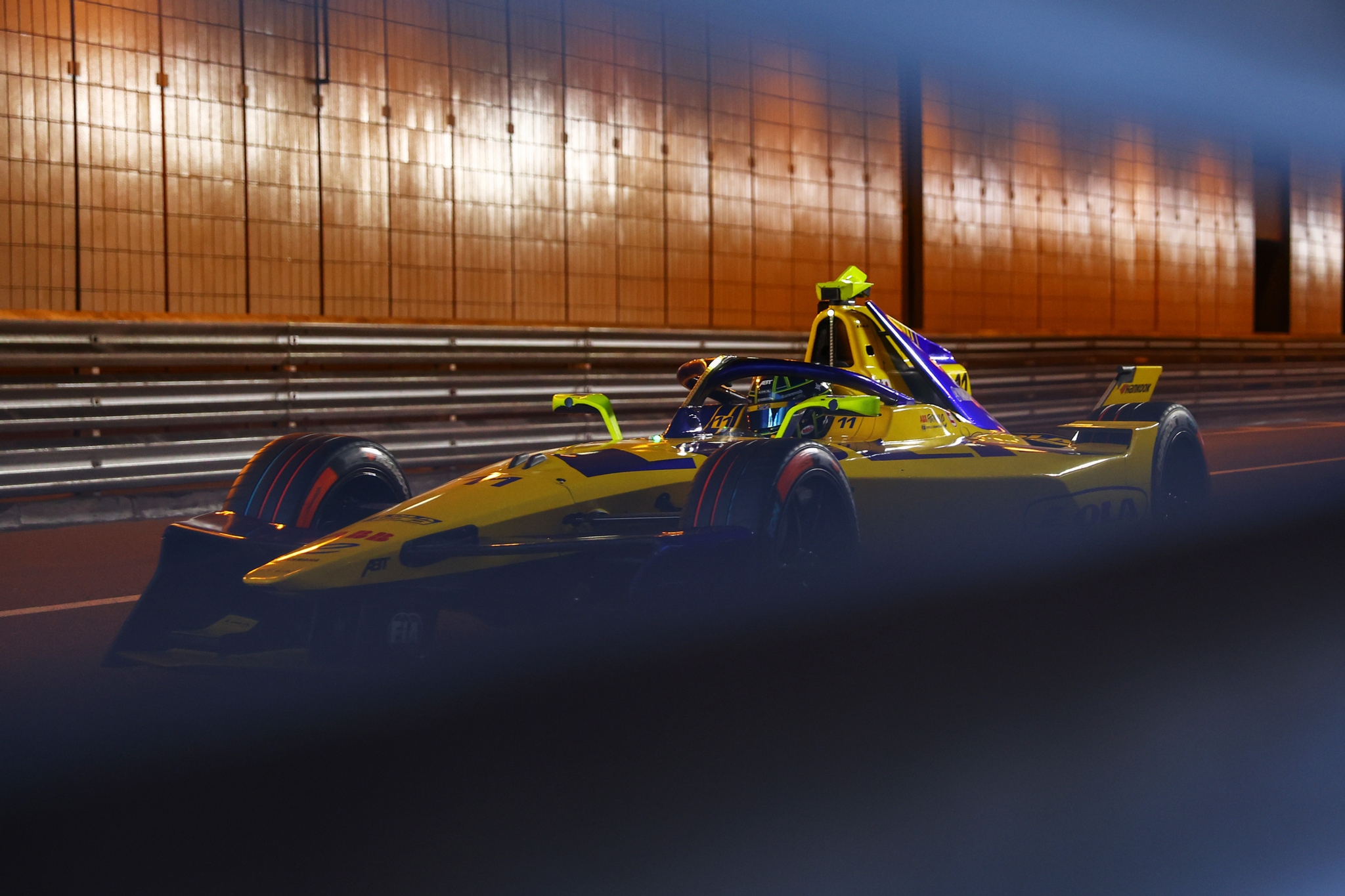MONTE-CARLO, MÓNACO - 16 DE MAYO: Lucas di Grassi de Brasil pilotando el (11) Lola Yamaha ABT Formul