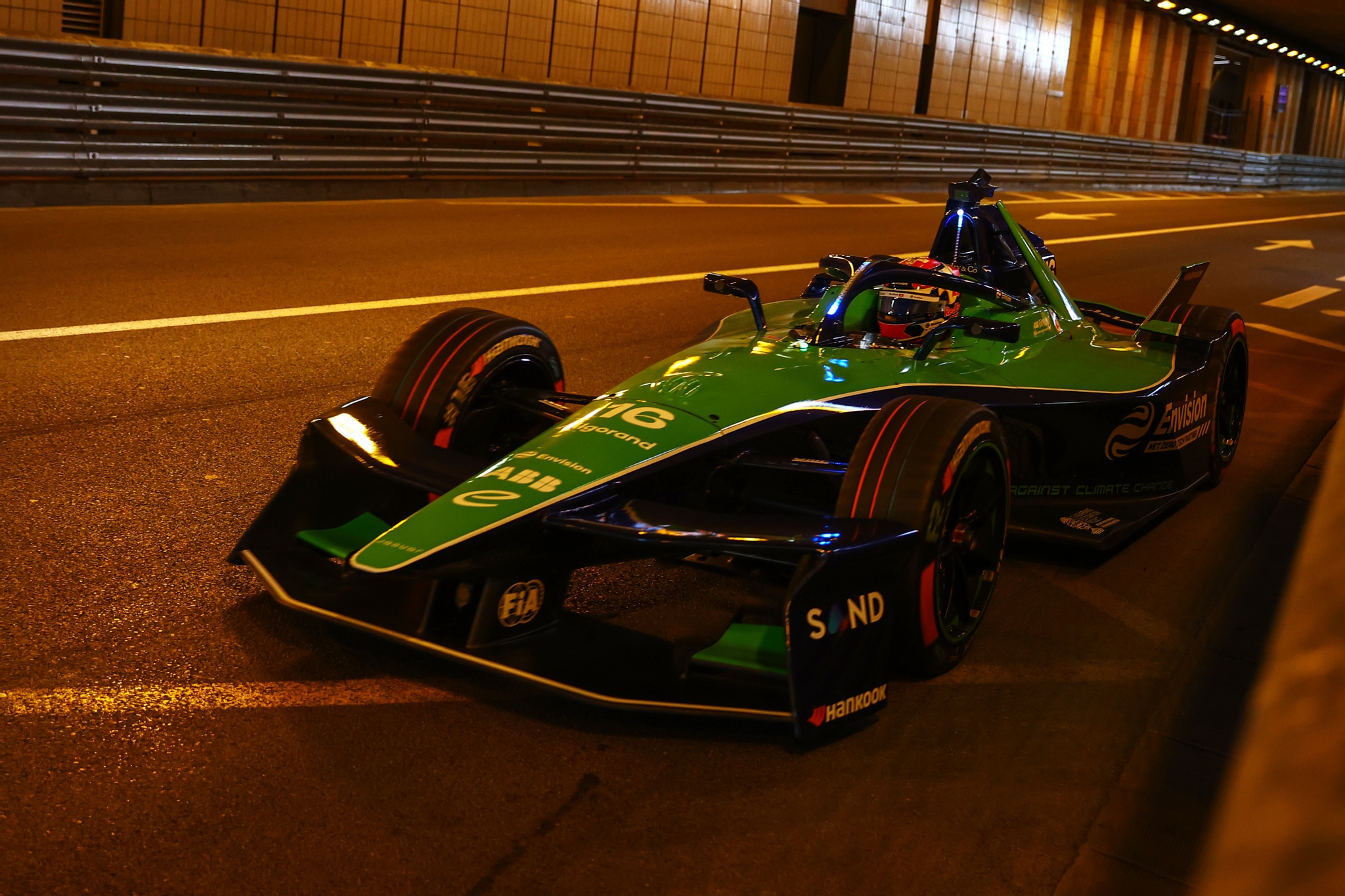 MONTE-CARLO, MÓNACO - 16 DE MAYO: Sebastien Buemi de Suiza pilotando el (16) Envision Racing Jaguar 