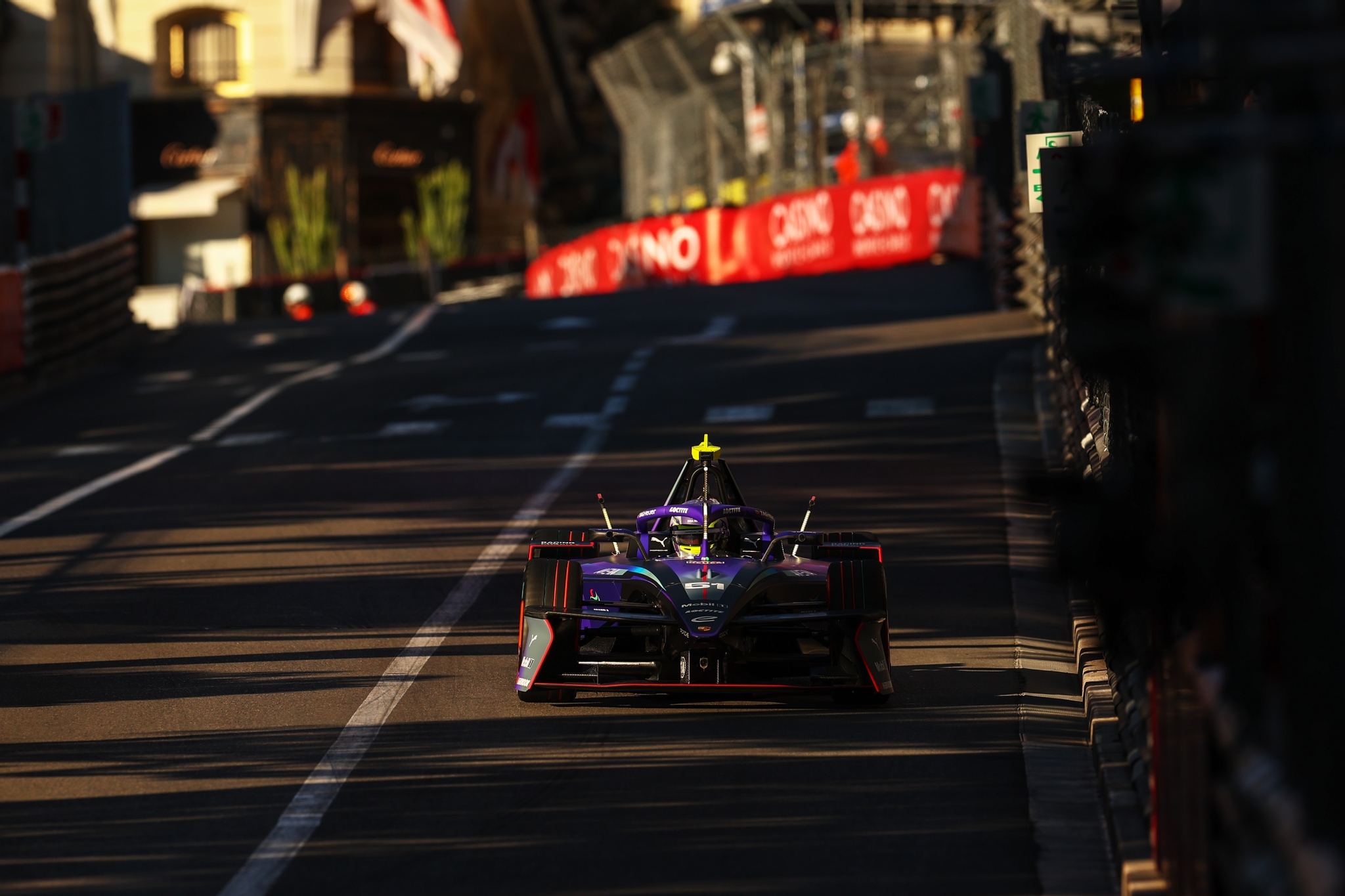 MONTE-CARLO, MÓNACO - 16 DE MAYO: Nico Muller de Suiza pilotando el (51) Porsche Formula E Team Pors