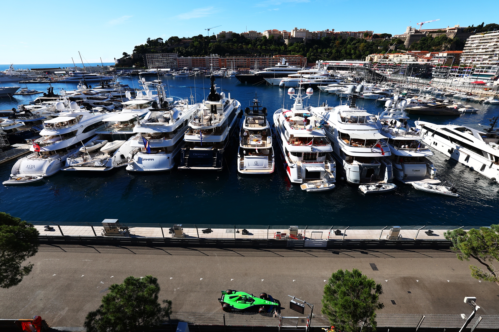 MONTE-CARLO, MÓNACO - 16 DE MAYO: Joel Eriksson of Sweden pilotando el (14) Envision Racing Jaguar I
