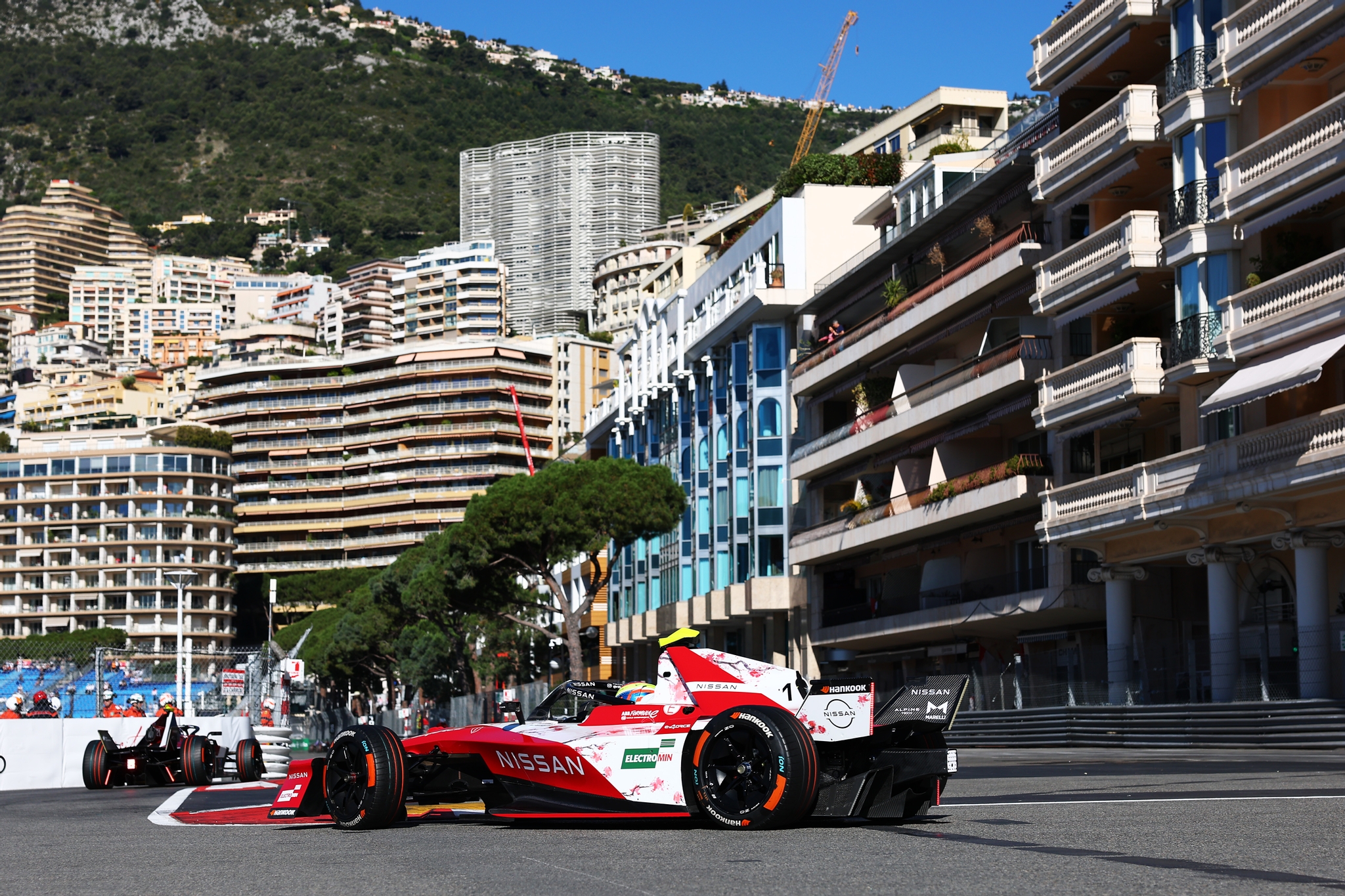 MONTE-CARLO, MÓNACO - 16 DE MAYO: Oliver Rowland de Gran Bretaña pilotando el (1) Nissan Formula E T