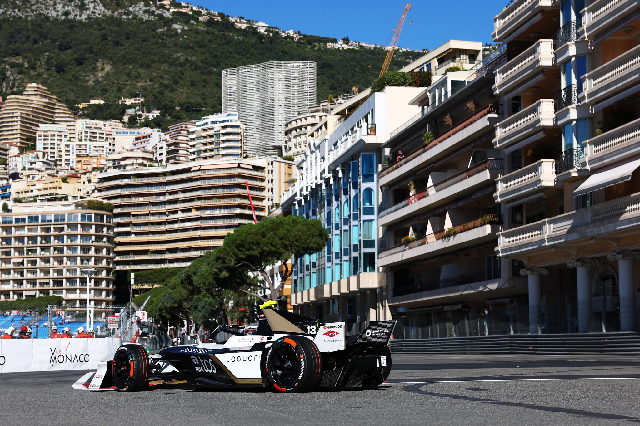 MONTE-CARLO, MÓNACO - 16 DE MAYO: Antonio Felix da Costa de Portugal pilotando el (13) Jaguar TCS Ra