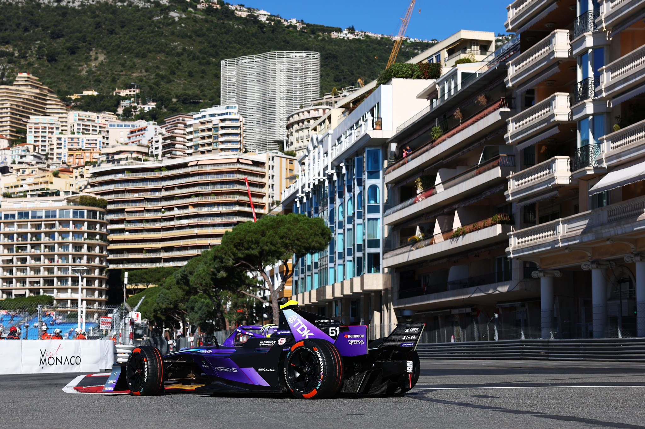 MONTE-CARLO, MÓNACO - 16 DE MAYO: Nico Muller de Suiza pilotando el (51) Porsche Formula E Team Pors