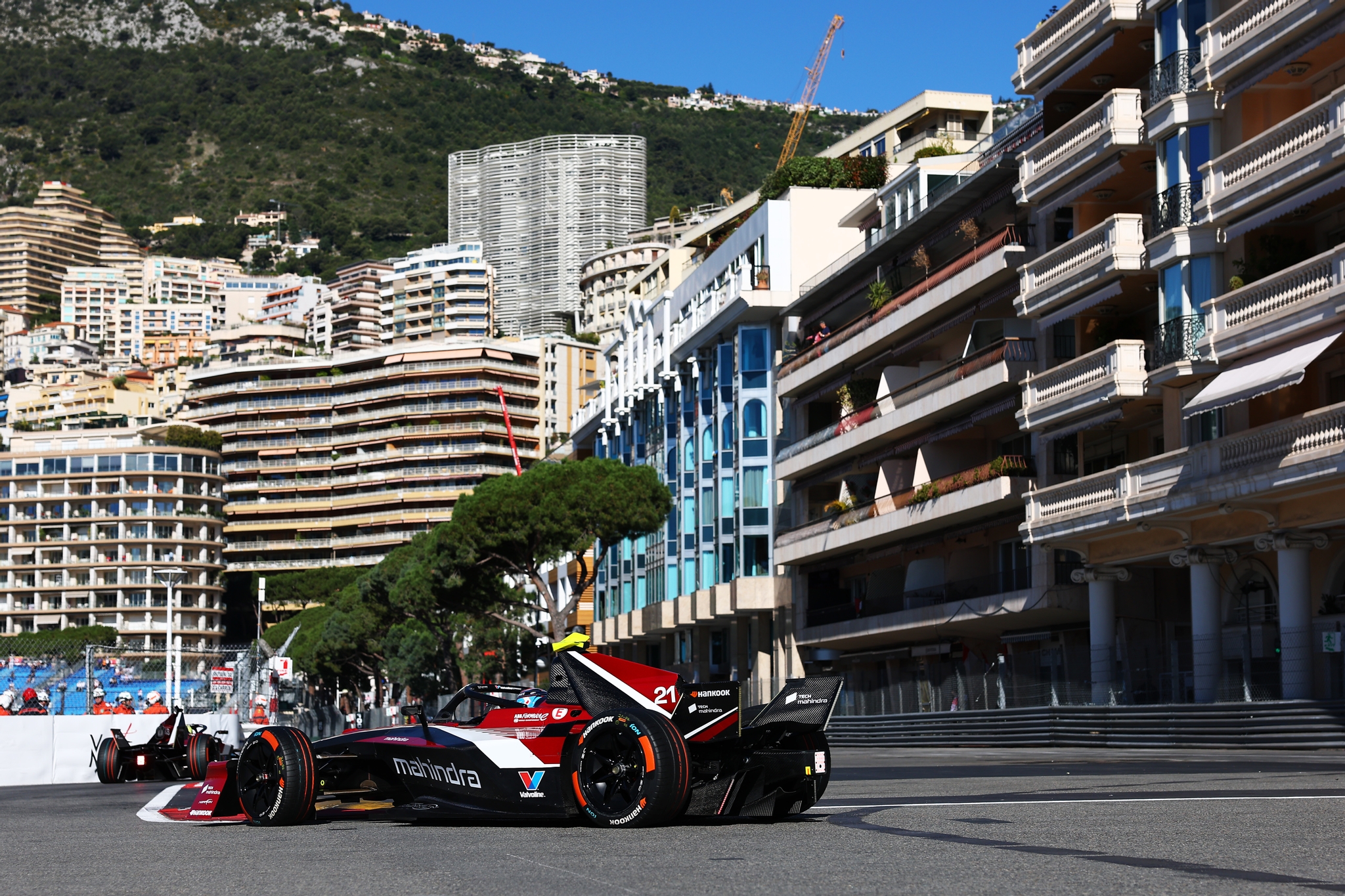 MONTE-CARLO, MÓNACO - 16 DE MAYO: Nyck de Vries de los Países Bajos pilotando el (21) Mahindra Racin