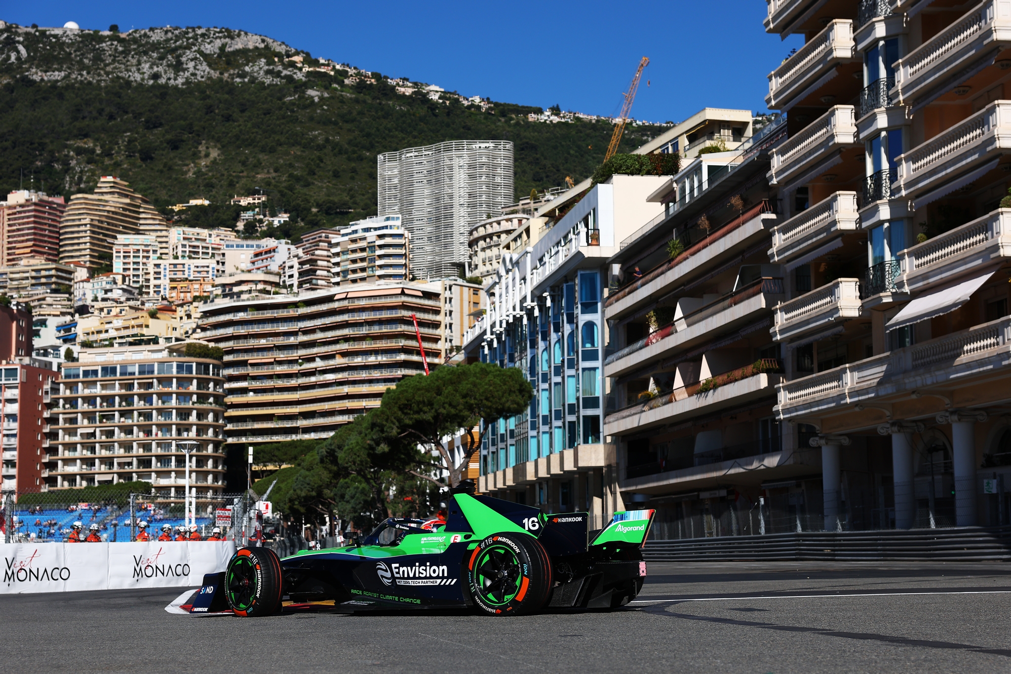 MONTE-CARLO, MÓNACO - 16 DE MAYO: Sebastien Buemi de Suiza pilotando el (16) Envision Racing Jaguar 