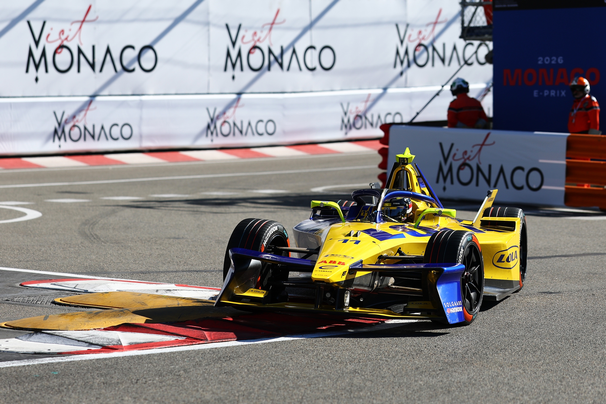 MONTE-CARLO, MÓNACO - 16 DE MAYO: Lucas di Grassi de Brasil pilotando el (11) Lola Yamaha ABT Formul