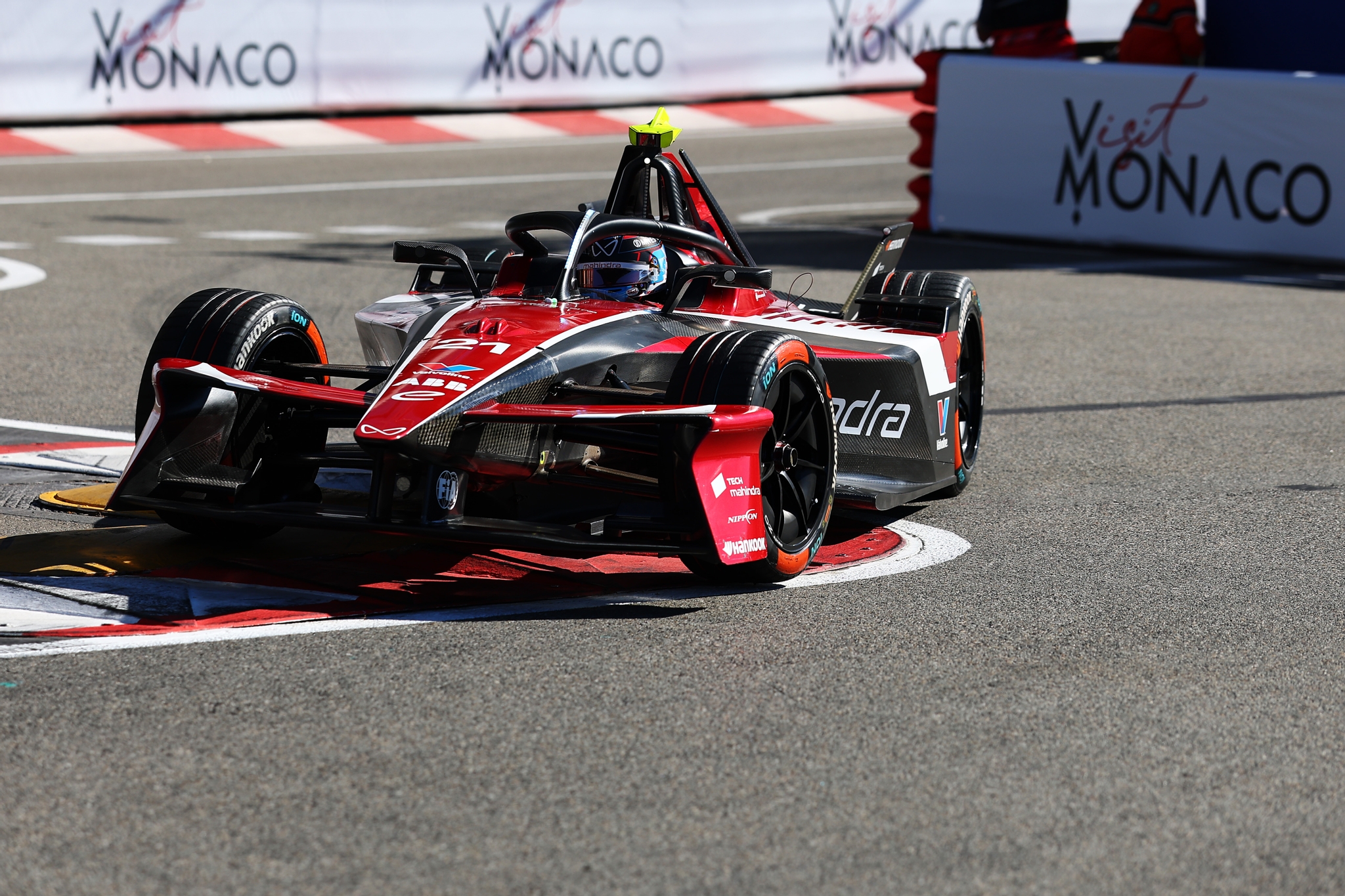 MONTE-CARLO, MÓNACO - 16 DE MAYO: Nyck de Vries de los Países Bajos pilotando el (21) Mahindra Racin