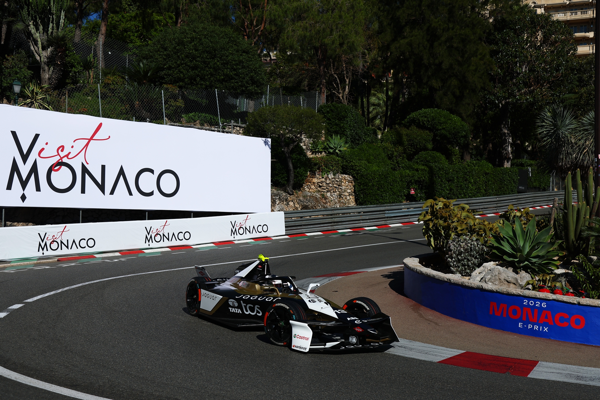 MONTE-CARLO, MÓNACO - 16 DE MAYO: Antonio Felix da Costa de Portugal pilotando el (13) Jaguar TCS Ra