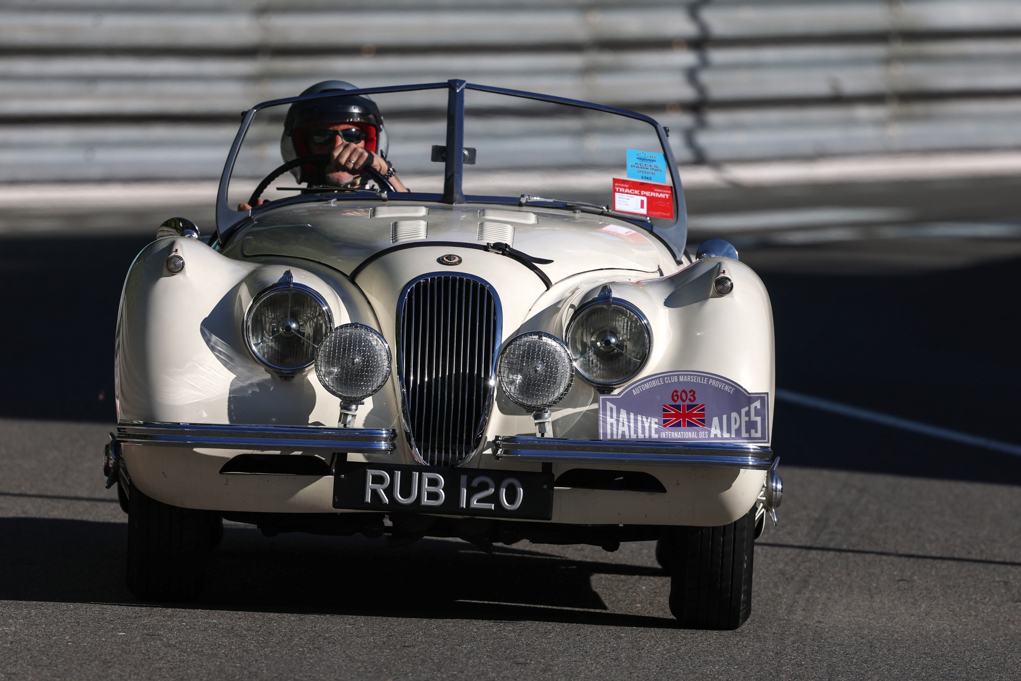 MONTE-CARLO, MÓNACO - 16 DE MAYO: A Jaguar XK120 drives on track prior to practice, ahead of the Mon