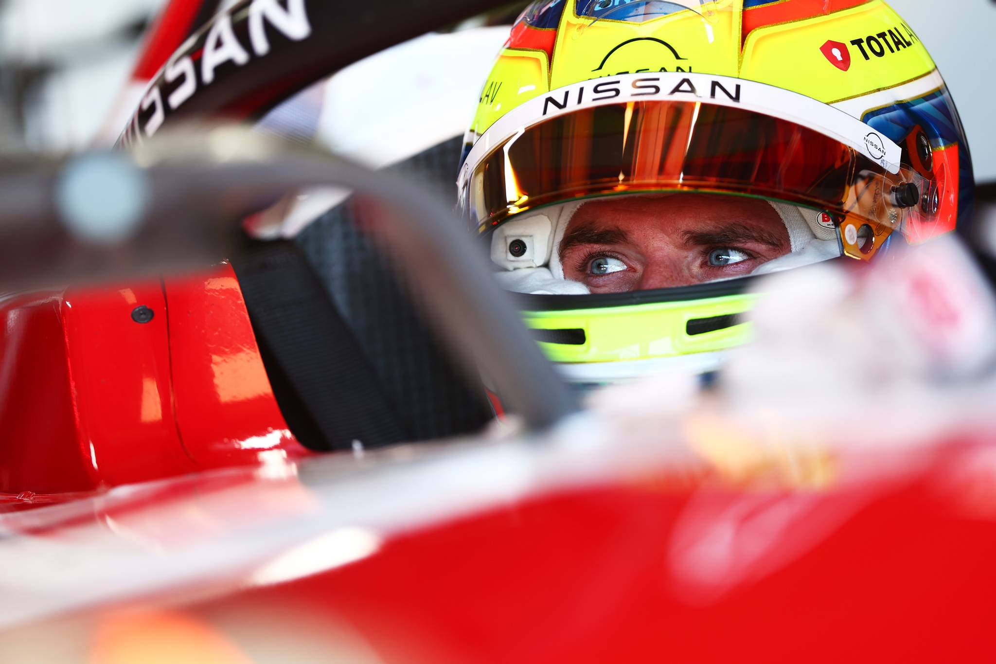 MONTE-CARLO, MÓNACO - 16 DE MAYO: Oliver Rowland de Gran Bretaña and Nissan Formula E Team looks on 