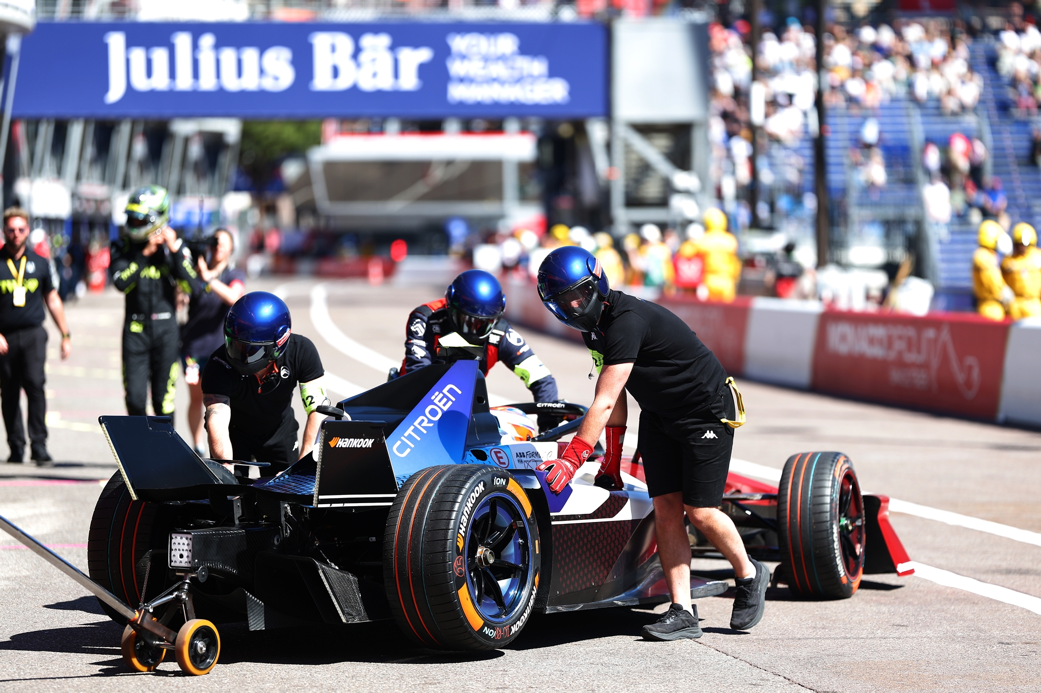 MONTE-CARLO, MÓNACO - 16 DE MAYO: Mechanics push the car of Jean-Eric Vergne de Francia and Citroen 