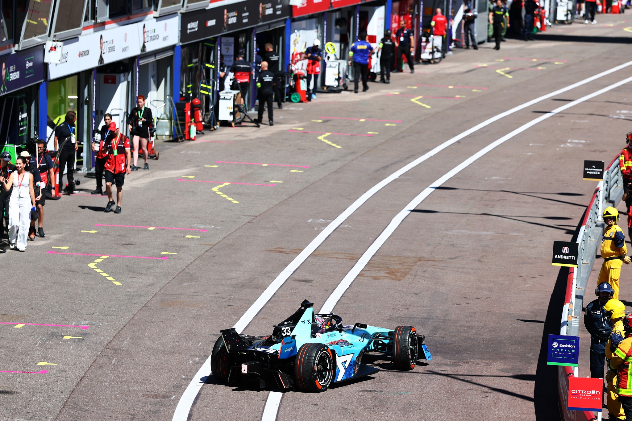 MONTE-CARLO, MÓNACO - 16 DE MAYO: Dan Ticktum de Gran Bretaña pilotando el (33) CUPRA KIRO Porsche 9