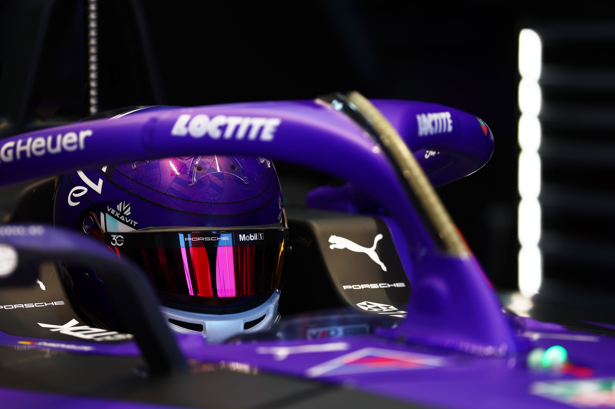 MONTE-CARLO, MÓNACO - 16 DE MAYO: Pascal Wehrlein de Alemania and Porsche Formula E Team looks on du