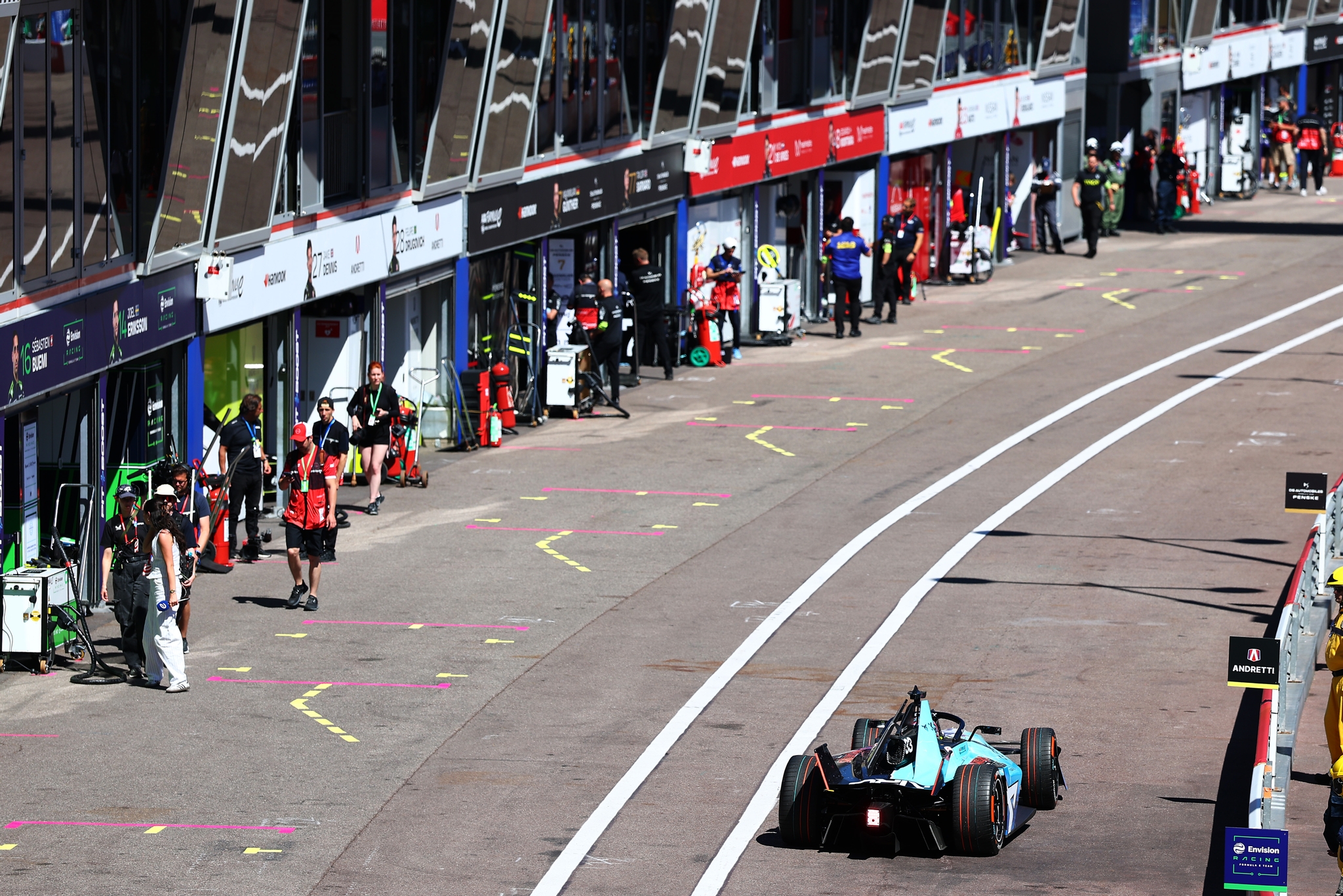 MONTE-CARLO, MÓNACO - 16 DE MAYO: Dan Ticktum de Gran Bretaña pilotando el (33) CUPRA KIRO Porsche 9