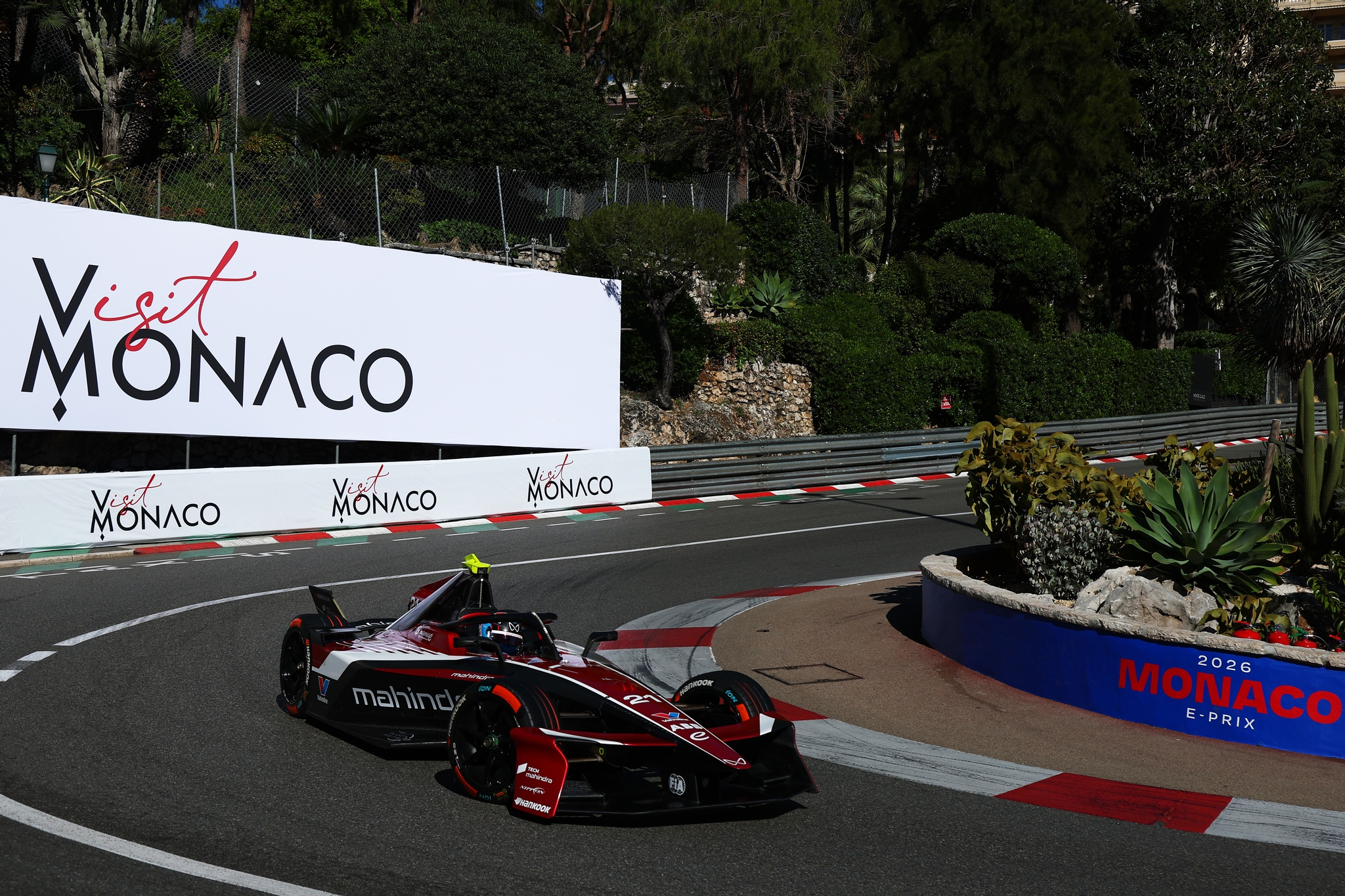 MONTE-CARLO, MÓNACO - 16 DE MAYO: Nyck de Vries de los Países Bajos pilotando el (21) Mahindra Racin