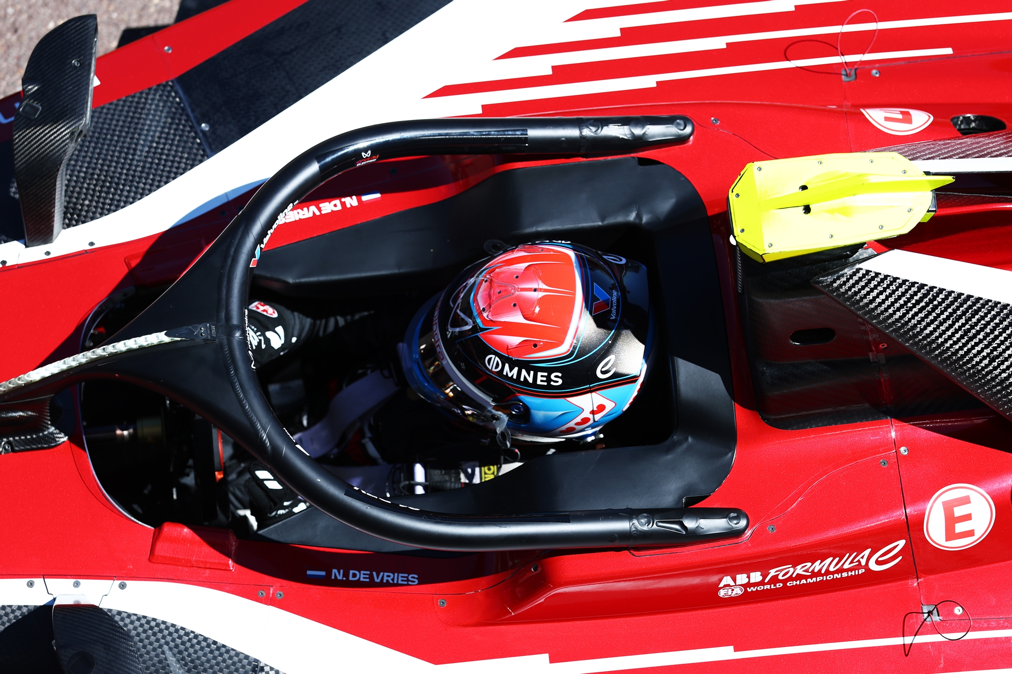 MONTE-CARLO, MÓNACO - 16 DE MAYO: Nyck de Vries de los Países Bajos pilotando el (21) Mahindra Racin