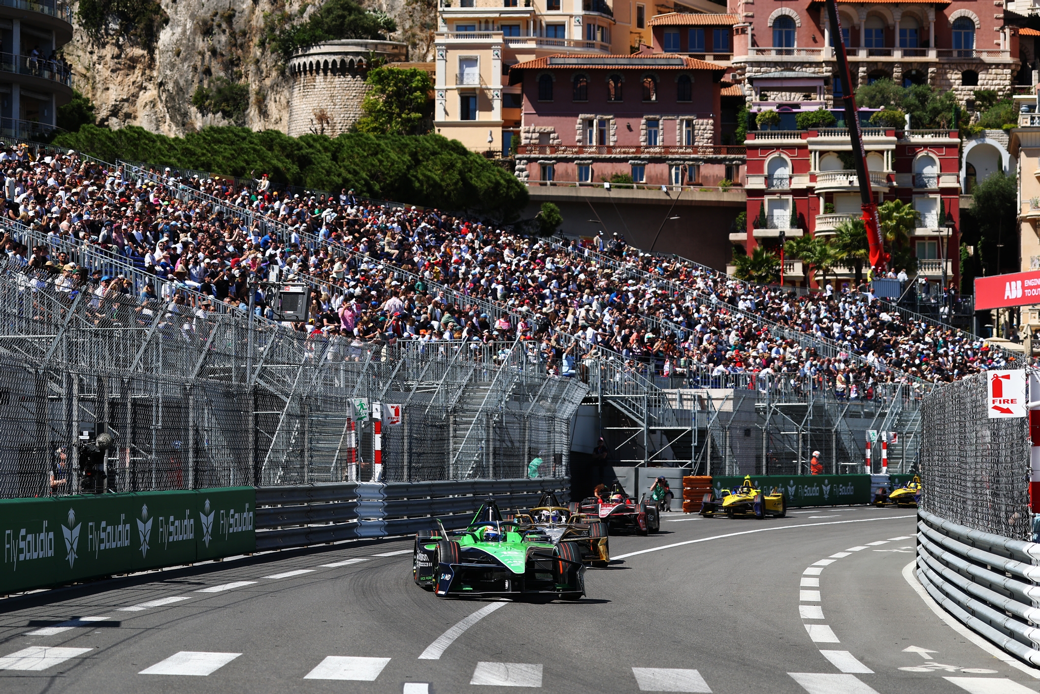 MONTE-CARLO, MÓNACO - 16 DE MAYO: Sebastien Buemi de Suiza pilotando el (16) Envision Racing Jaguar 