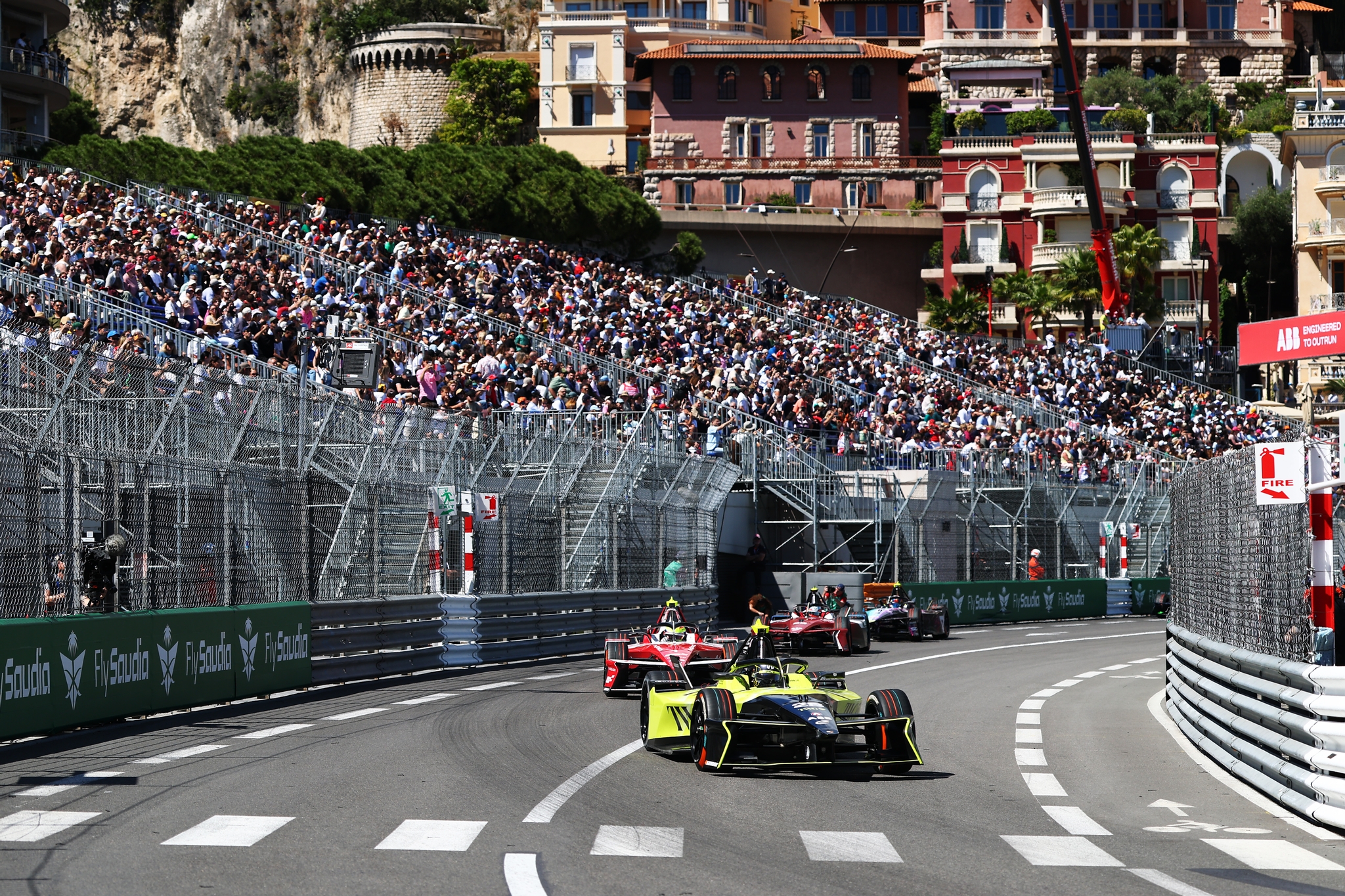 MONTE-CARLO, MÓNACO - 16 DE MAYO: Felipe Drugovich de Brasil pilotando el (28) Andretti Formula E Po