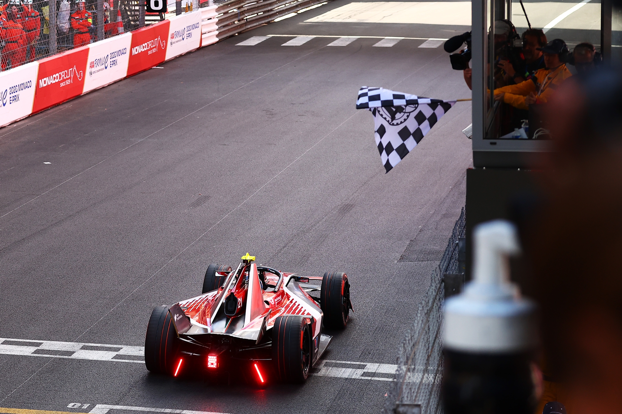 MONTE-CARLO, MÓNACO - 16 DE MAYO: Nyck de Vries de los Países Bajos pilotando el (21) Mahindra Racin
