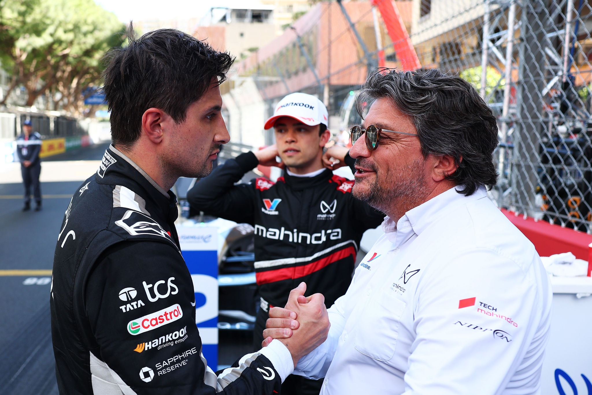 MONTE-CARLO, MÓNACO - 16 DE MAYO: Frederic Bertrand, CEO of Mahindra Racing felicita a Segundo clasi