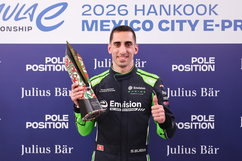 Sebastien Buemi de Suiza y Envision Racing, ganador de la pole position, posa para una foto con el premio Julius Baer Po