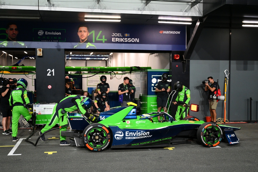 Joel Eriksson de Suecia a bordo del (14) Jaguar I-TYPE 7 de Envision Racing realiza una parada en boxes de Pit Boost dur