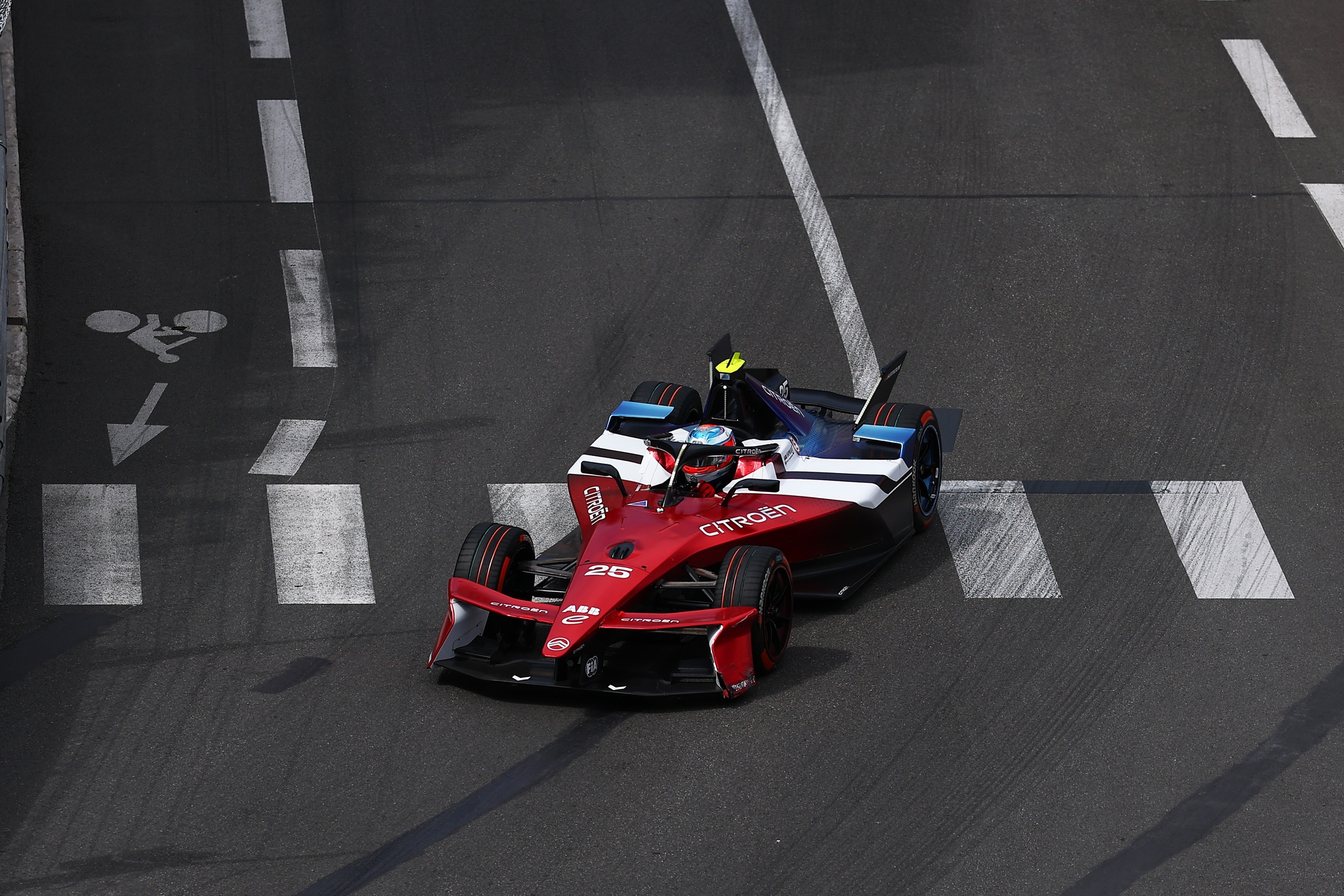 MONTE-CARLO, MONACO - 17 DE MAYO: David Coulthard pilota el GEN4 en pista durante la sesión de entre