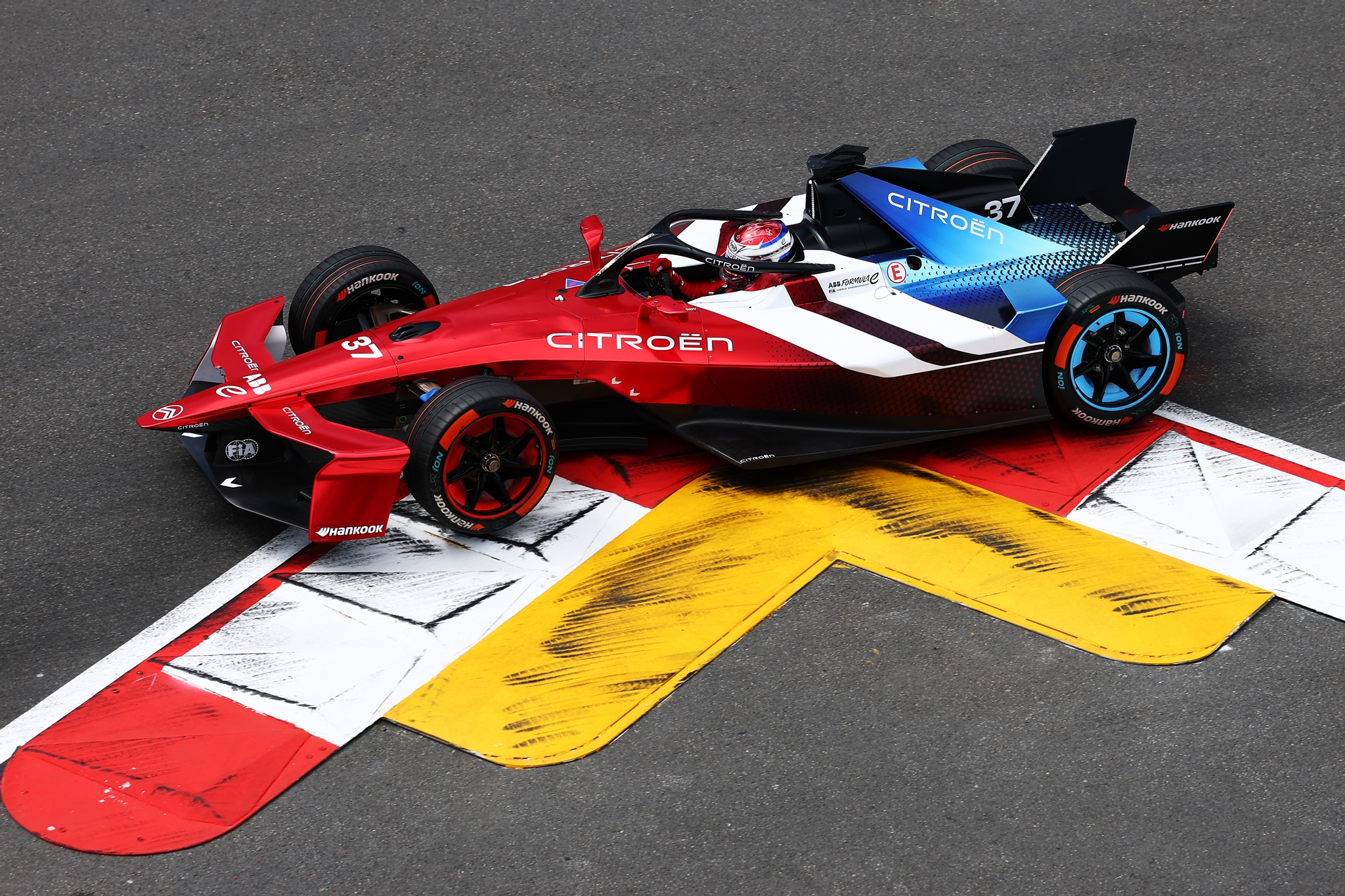MONTE-CARLO, MONACO - 17 DE MAYO: David Coulthard pilota el GEN4 en pista durante la sesión de entre