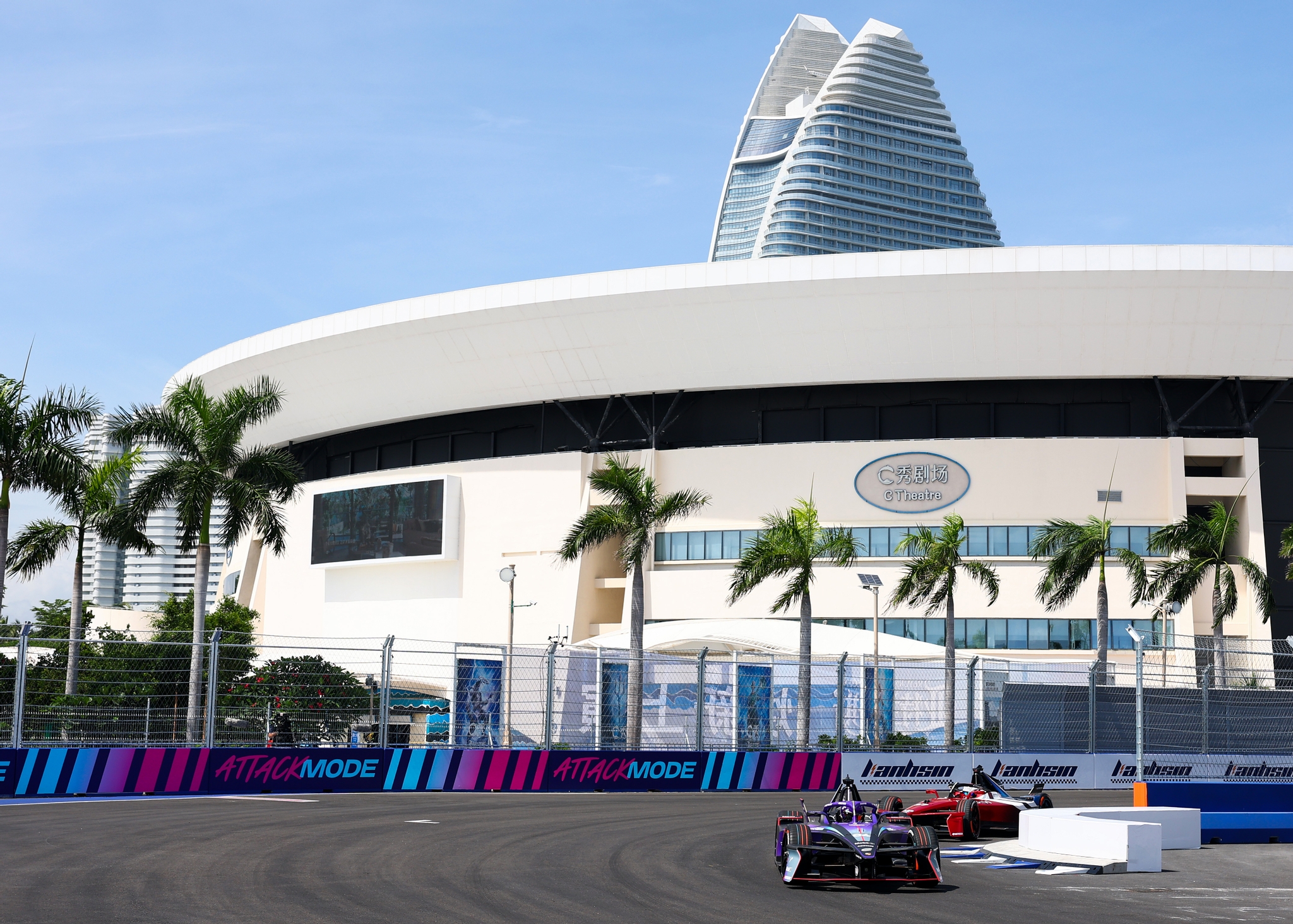 Pascal Wehrlein de Alemania pilotando el (94) Porsche Formula E Team Por
