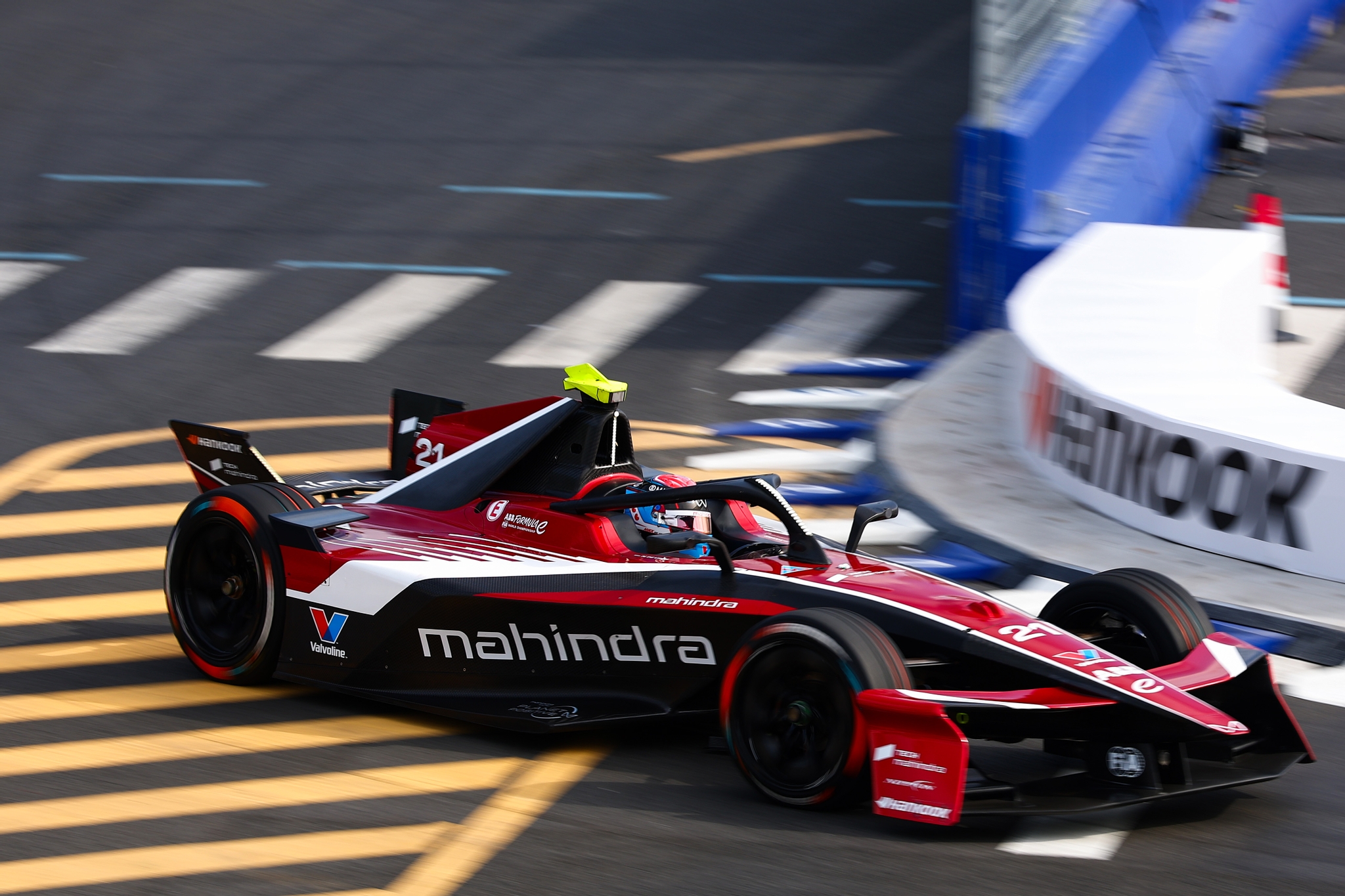 Nyck de Vries de los Países Bajos pilotando el (21) Mahindra Racing Mahi