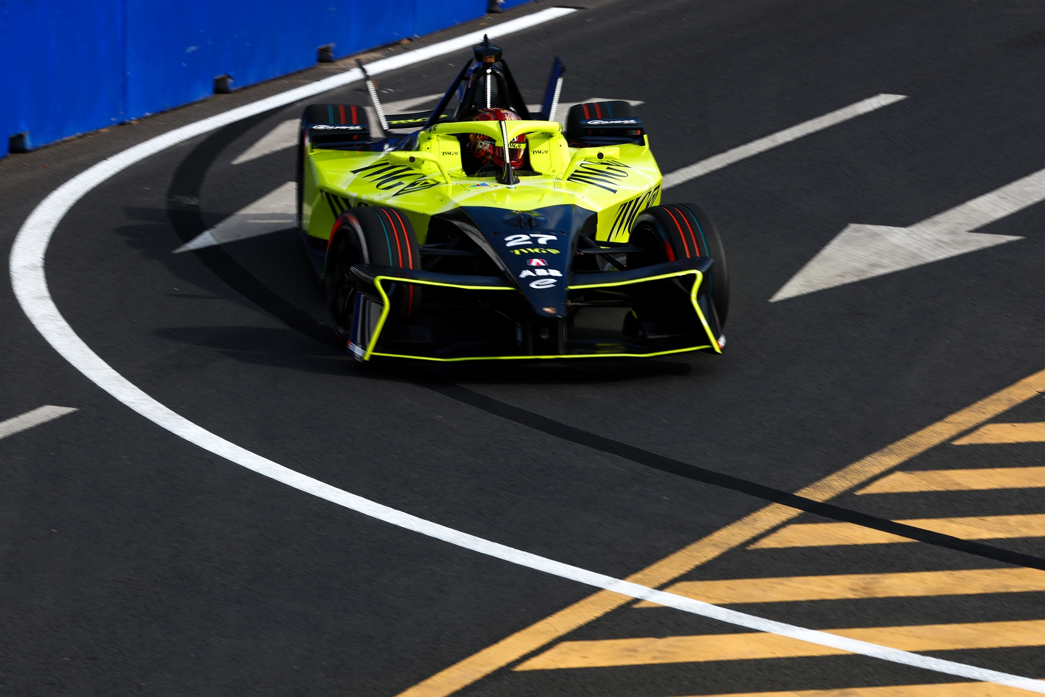 Jake Dennis de Gran Bretaña pilotando el (27) Andretti Formula E Porsche