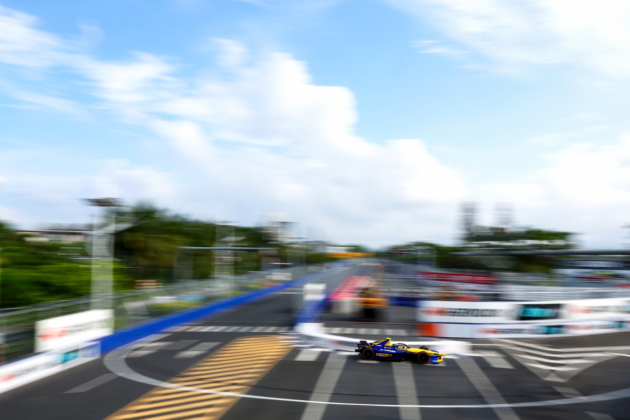 Lucas di Grassi de Brasil pilotando el (11) Lola Yamaha ABT Formula E Te